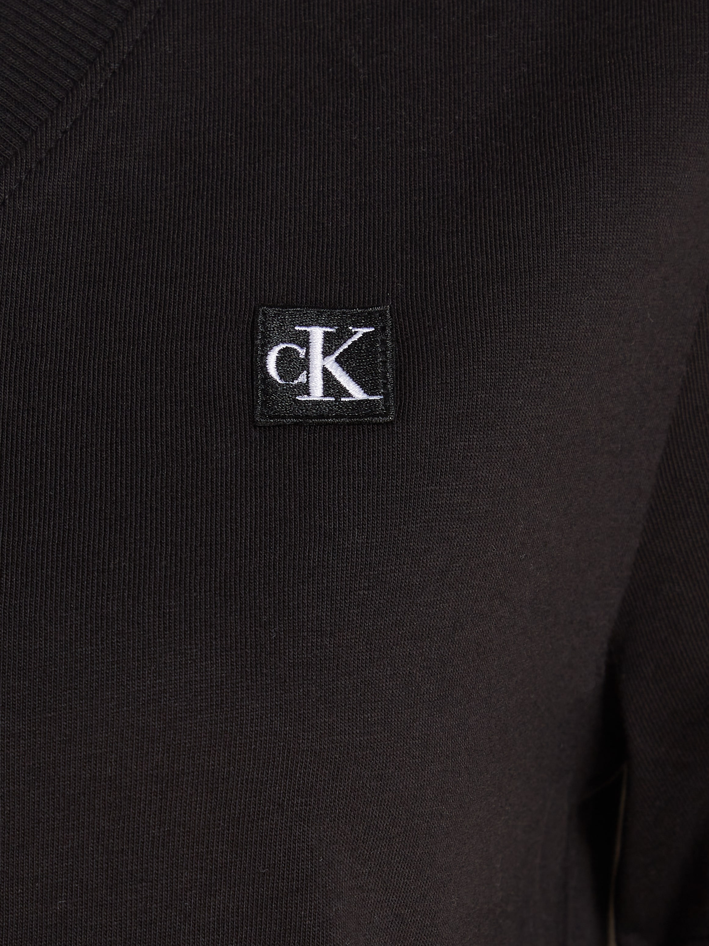 Calvin Klein Jeans T-Shirt bei TEE«, BADGE V-NECK mit ♕ »CK Logomarkenlabel EMBRO