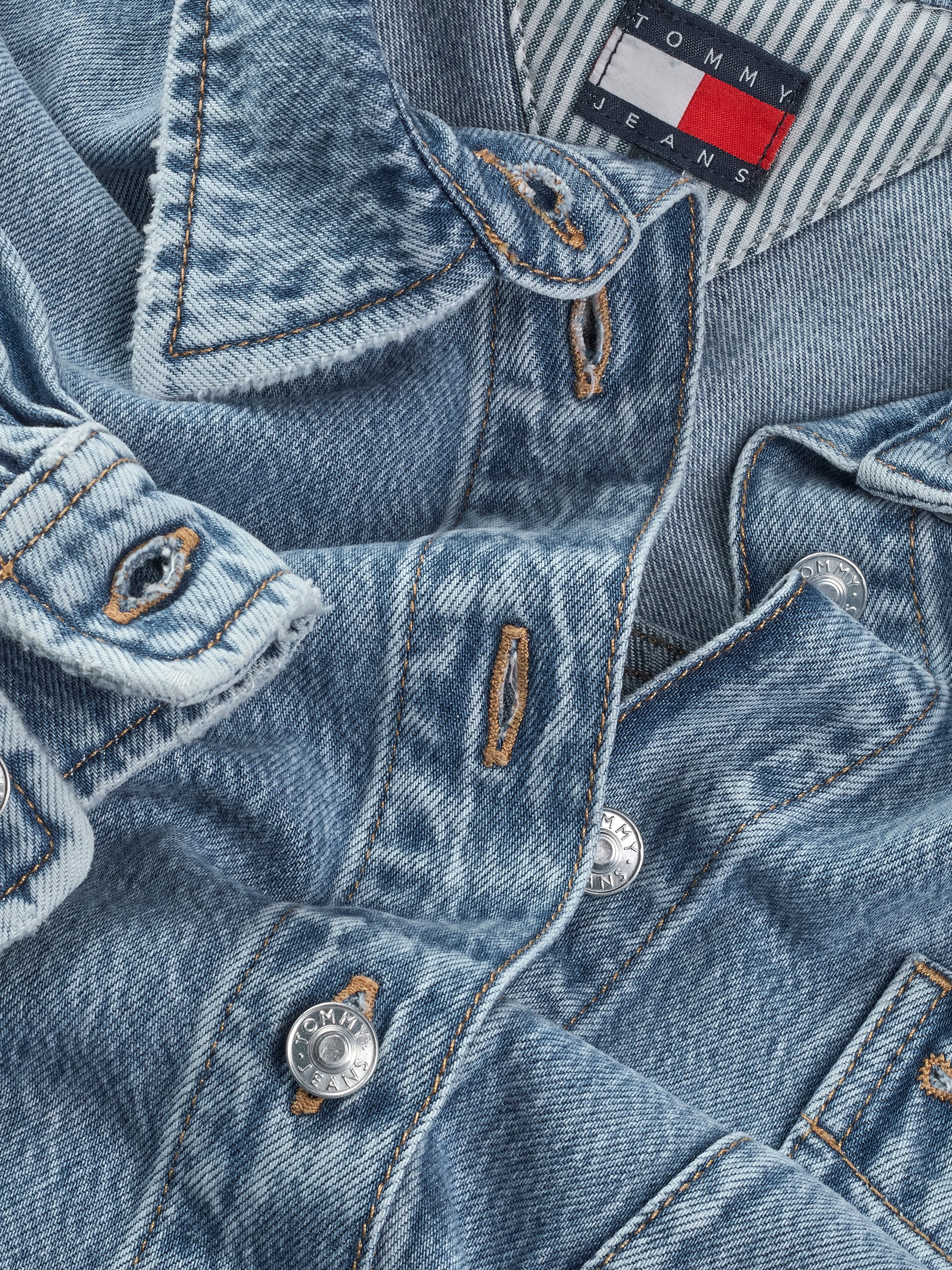 Tommy Jeans Hemdbluse »RELAXED LS SHIRT BI6011«, mit Brusttasche, in blauer Waschung Overshirt Jeansjacke