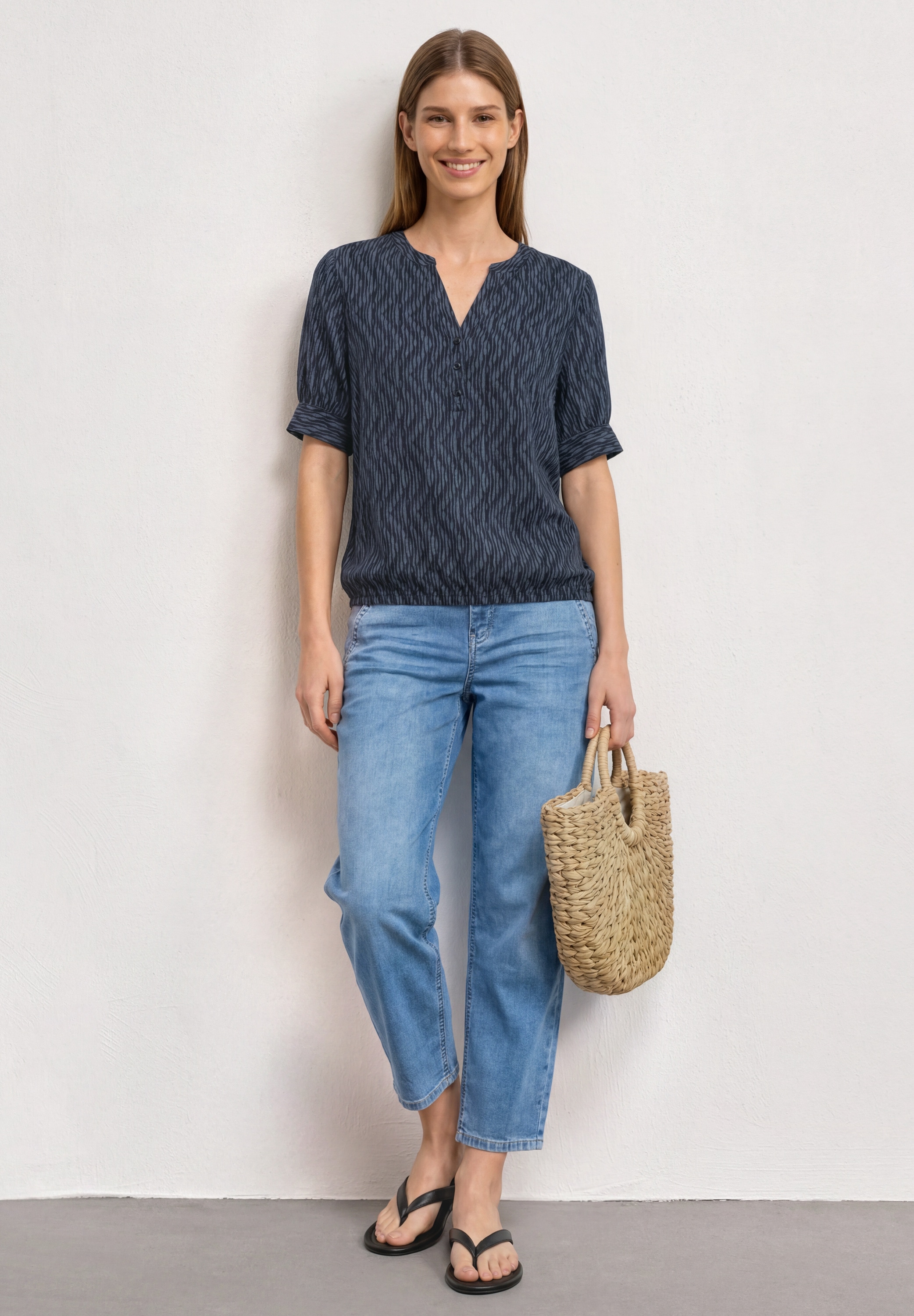 STREET ONE Kurzarmbluse Kurze Sommerbluse mit Allover-Print und Splitneck