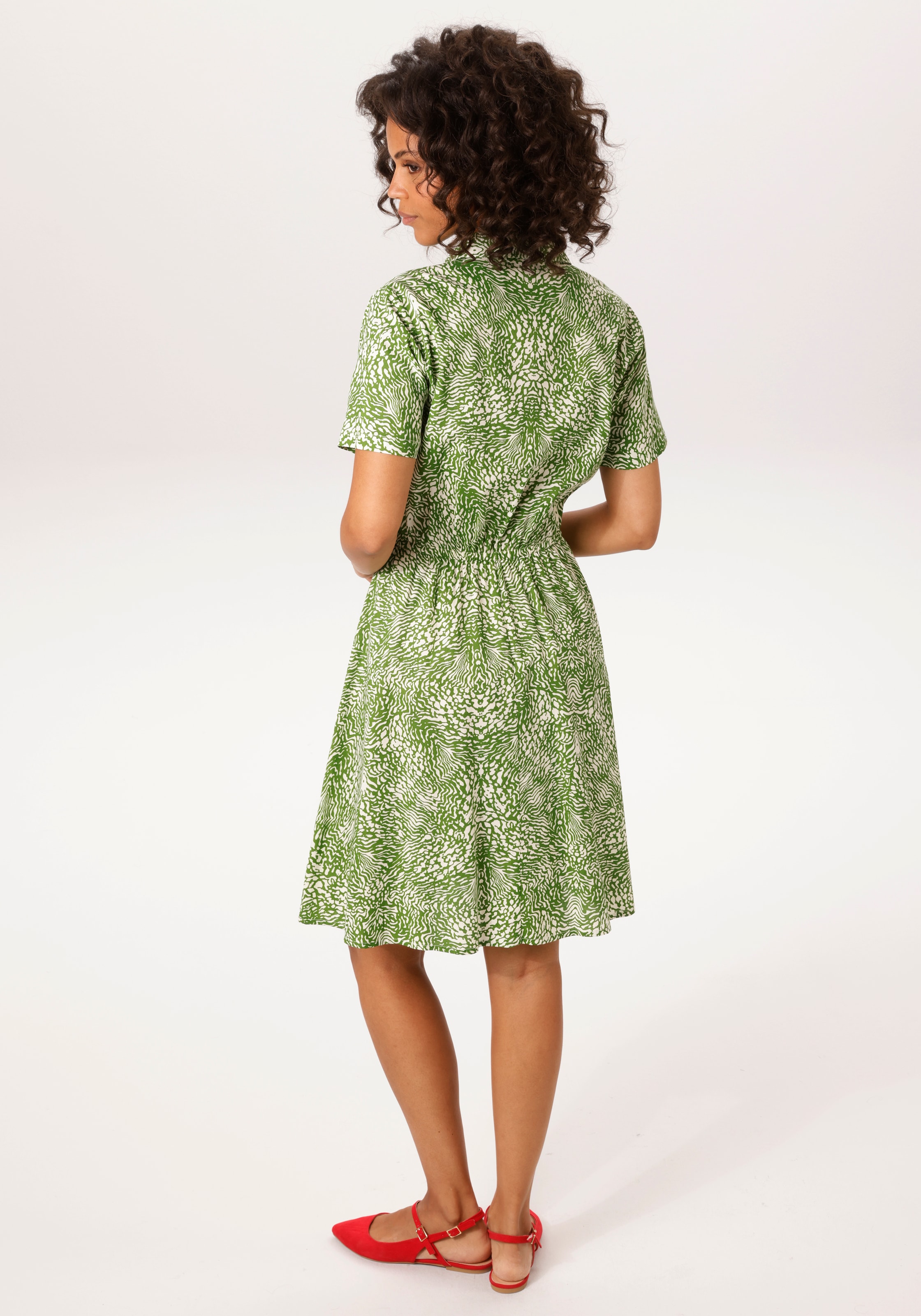 Aniston CASUAL Sommerkleid mit fantasievollem, grafischen Muster - NEUE KOLLEKTION