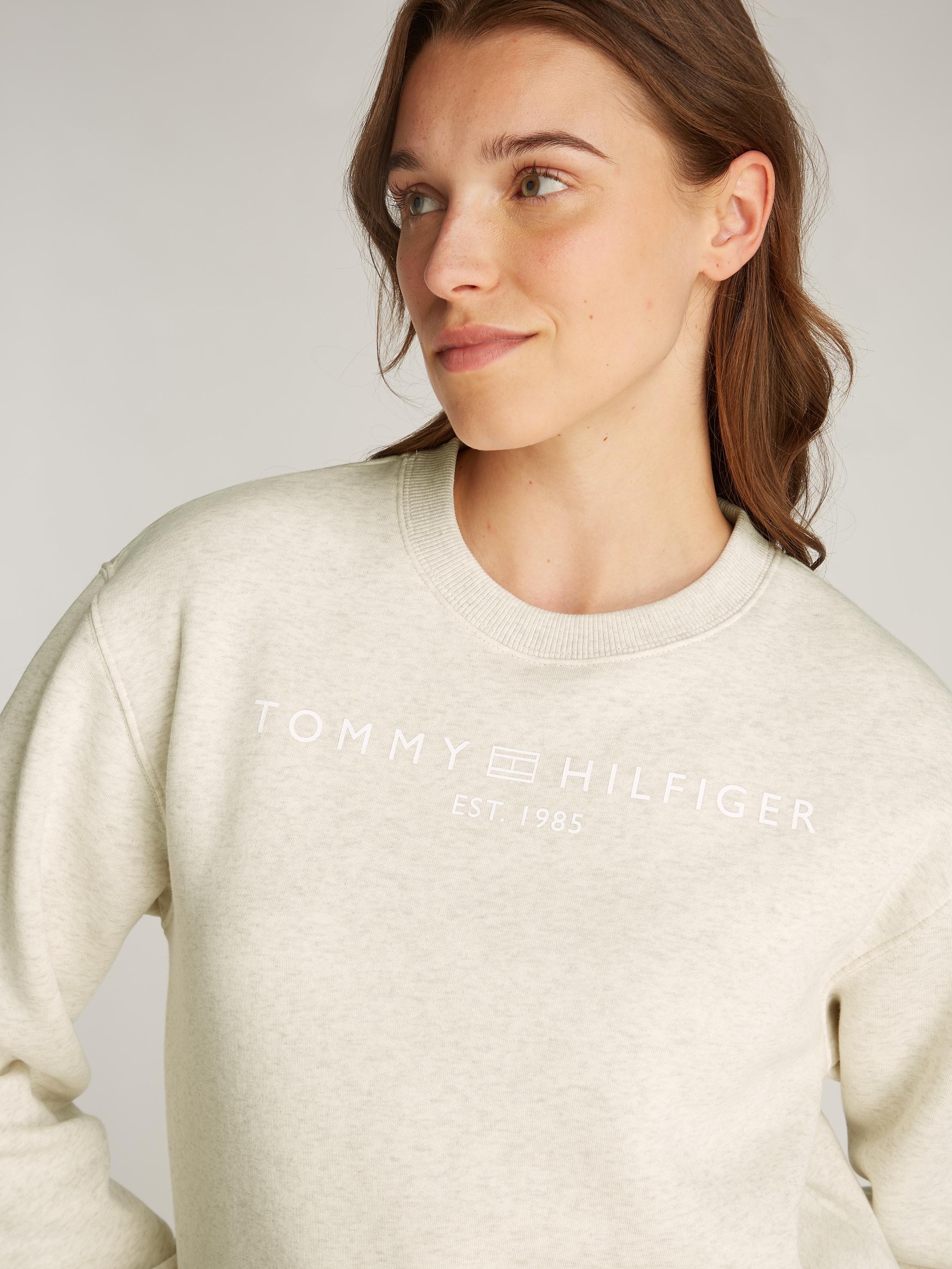 Tommy Hilfiger Sweatshirt »MDRN REG CORP LOGO C-NK SWTSHRT«, mit Logoschriftzug