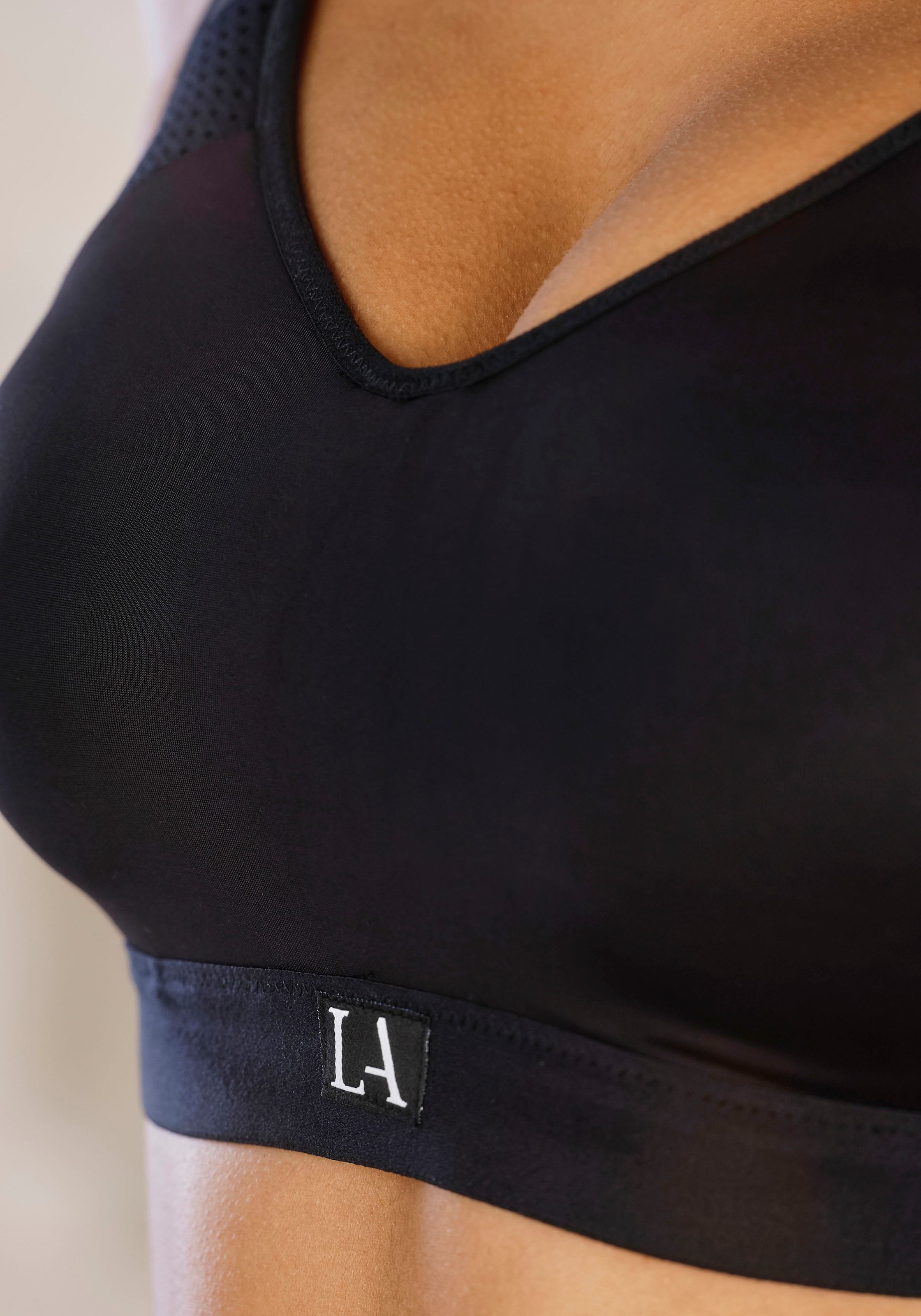 LASCANA ACTIVE Sport-BH, ohne Bügel mit breiten, wattierten Trägern