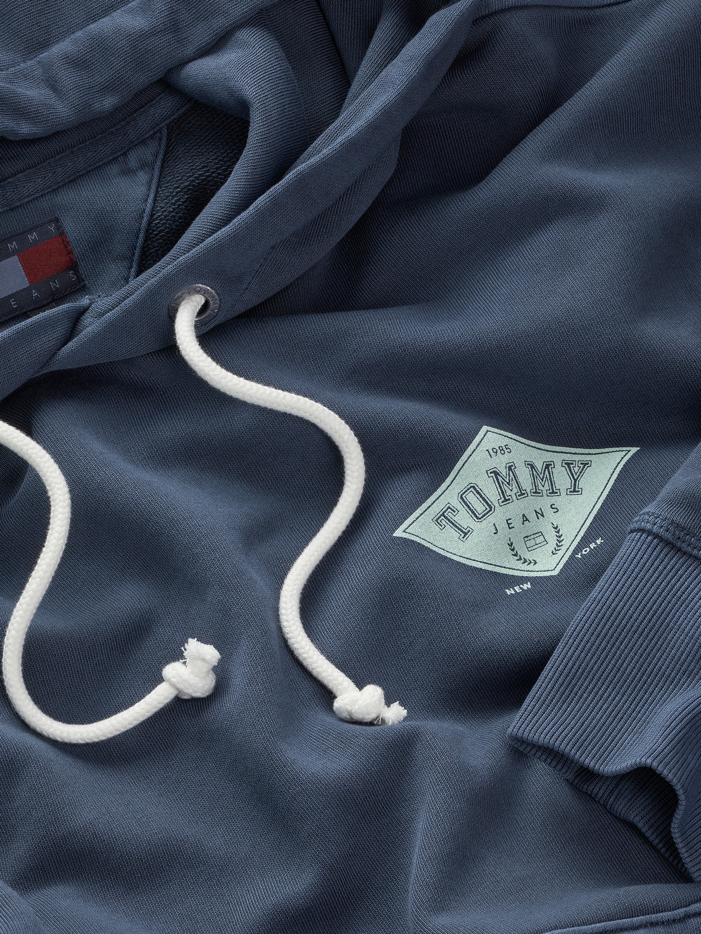 Tommy Jeans Kapuzensweatshirt »TJM RLX VARSITY GRAPHICS HOODIE«, mit großem Rückenprint