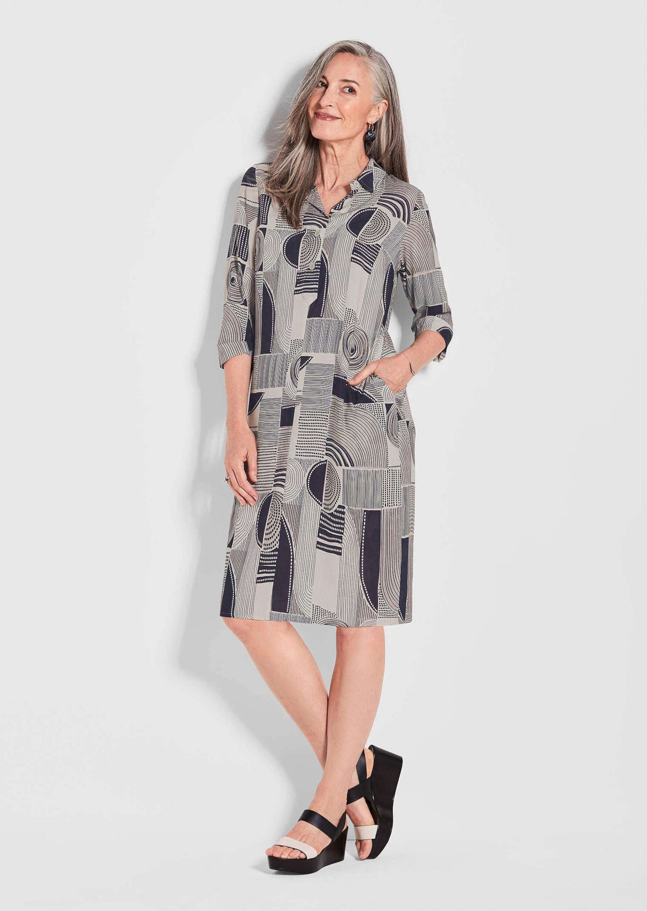 GOLDNER Sommerkleid »Kurzgröße Hemdblusenkleid mit Alloverdruck« Seitennahttaschen Knopfleiste