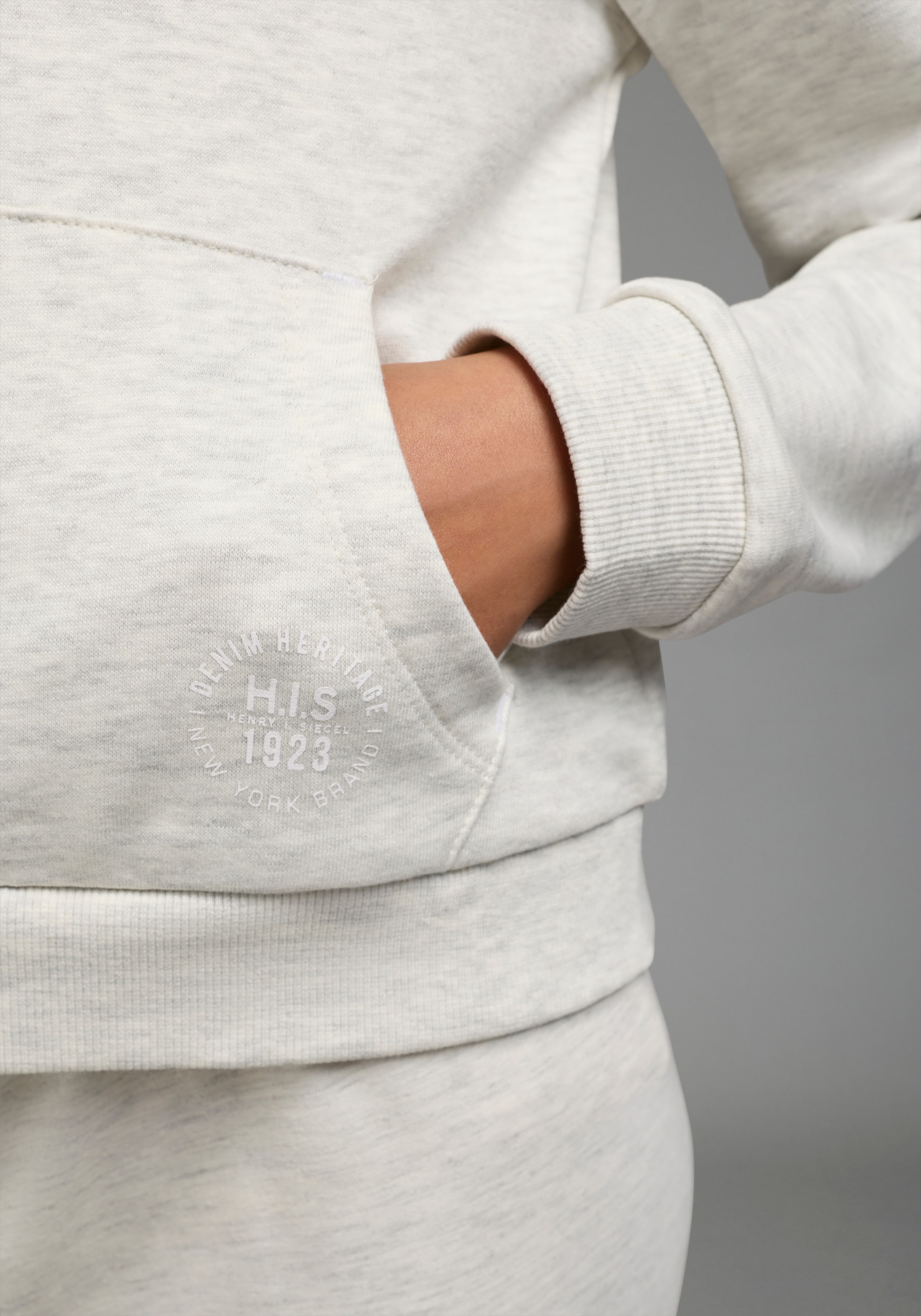 H.I.S Kapuzensweatjacke »Kurzgeschnittene Sweatjacke mit Logoprint für Mädchen« Für TEENS. Sweatjacke in modischer Kurzform und Zipper