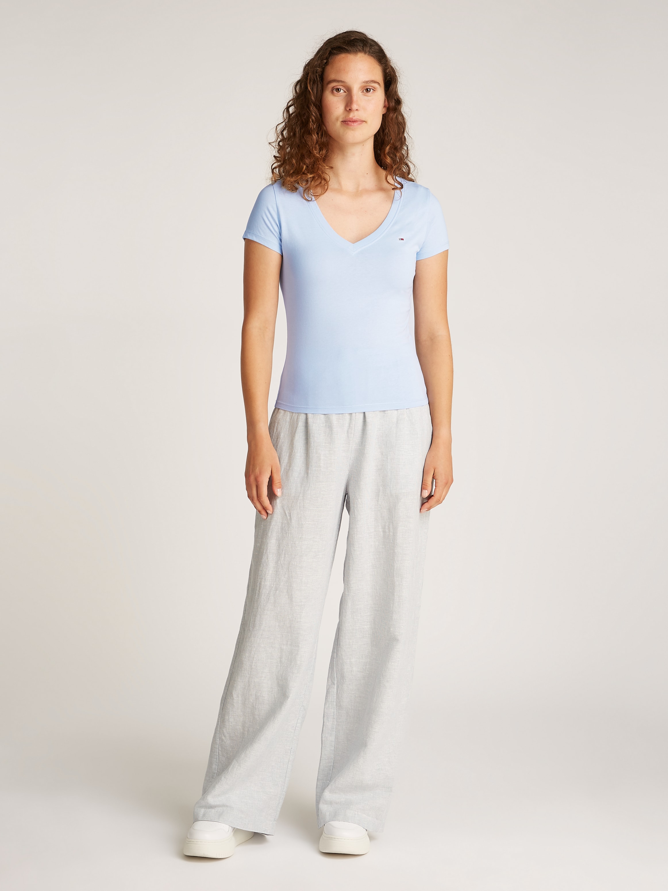 Tommy Jeans T-Shirt »TJW SLIM V-NECK TEE«, mit Logo-Stickerei