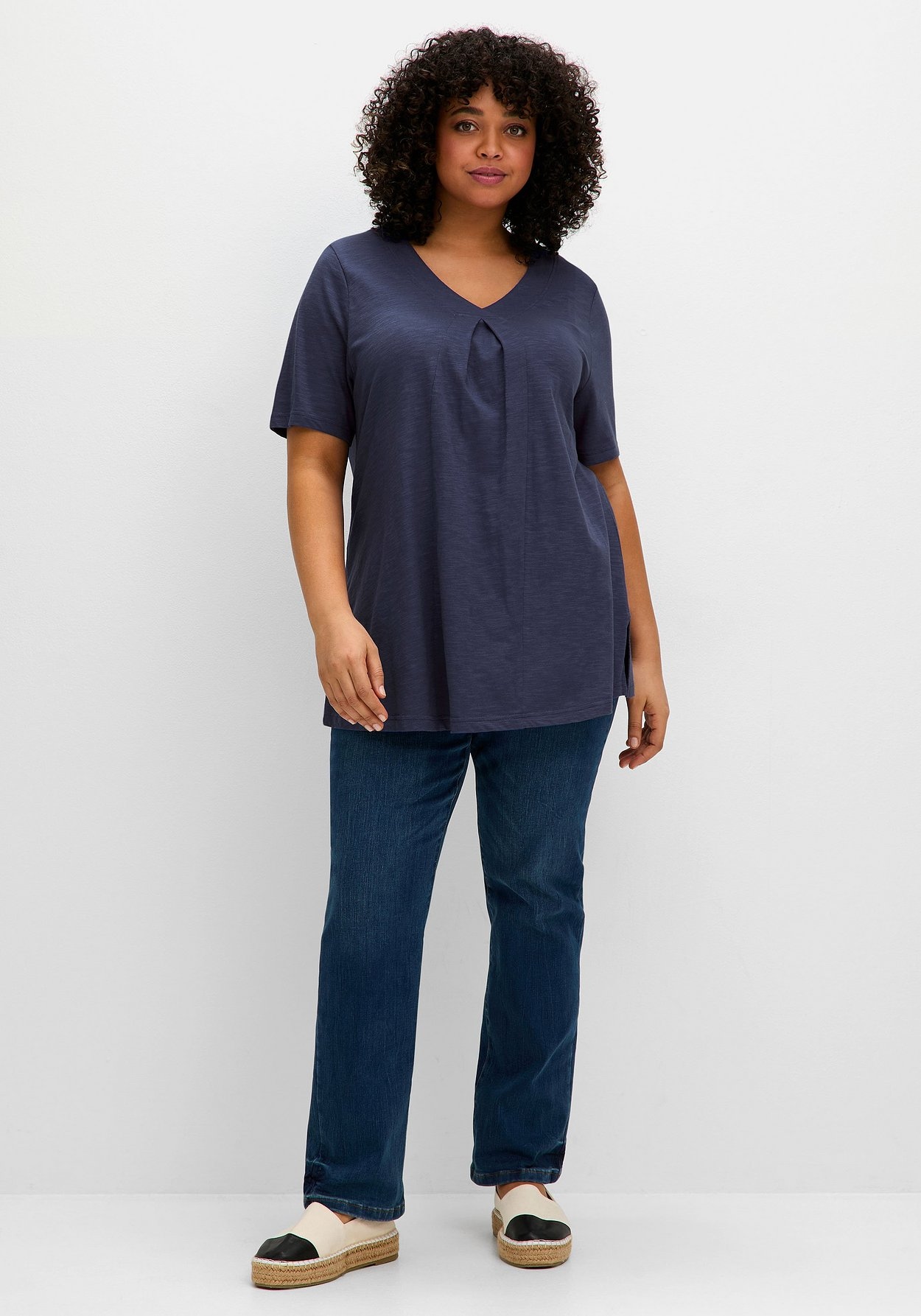 Sheego T-Shirt »Shirt in A-Linie, mit V-Ausschnitt und Kellerfalte«