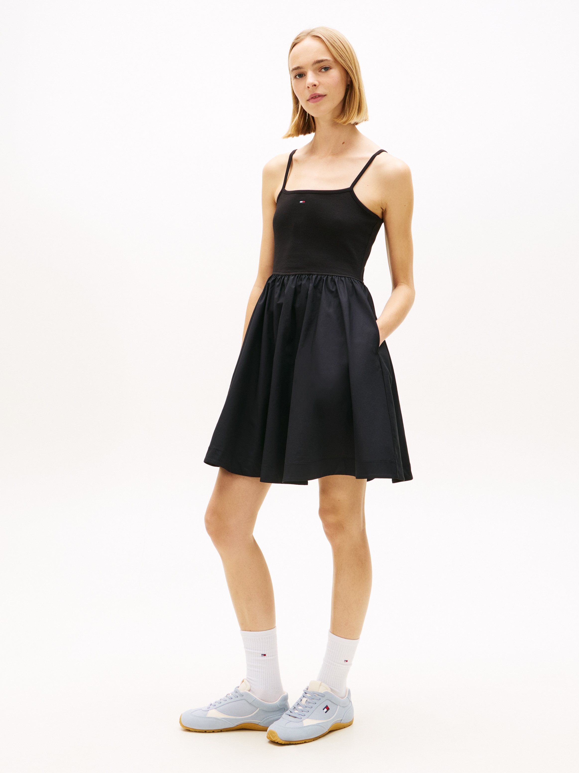 Tommy Jeans Spaghettikleid »TJW RIB POPLIN MIX STRAPPY DRESS« Eingrifftaschen Super Slim mit Falten am Rock