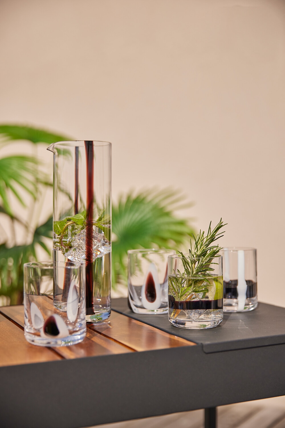 LEONARDO Wasserkrug »BANDA NERA, Krug, 1 Liter« in konischer Form, mit Farbglasstreifen