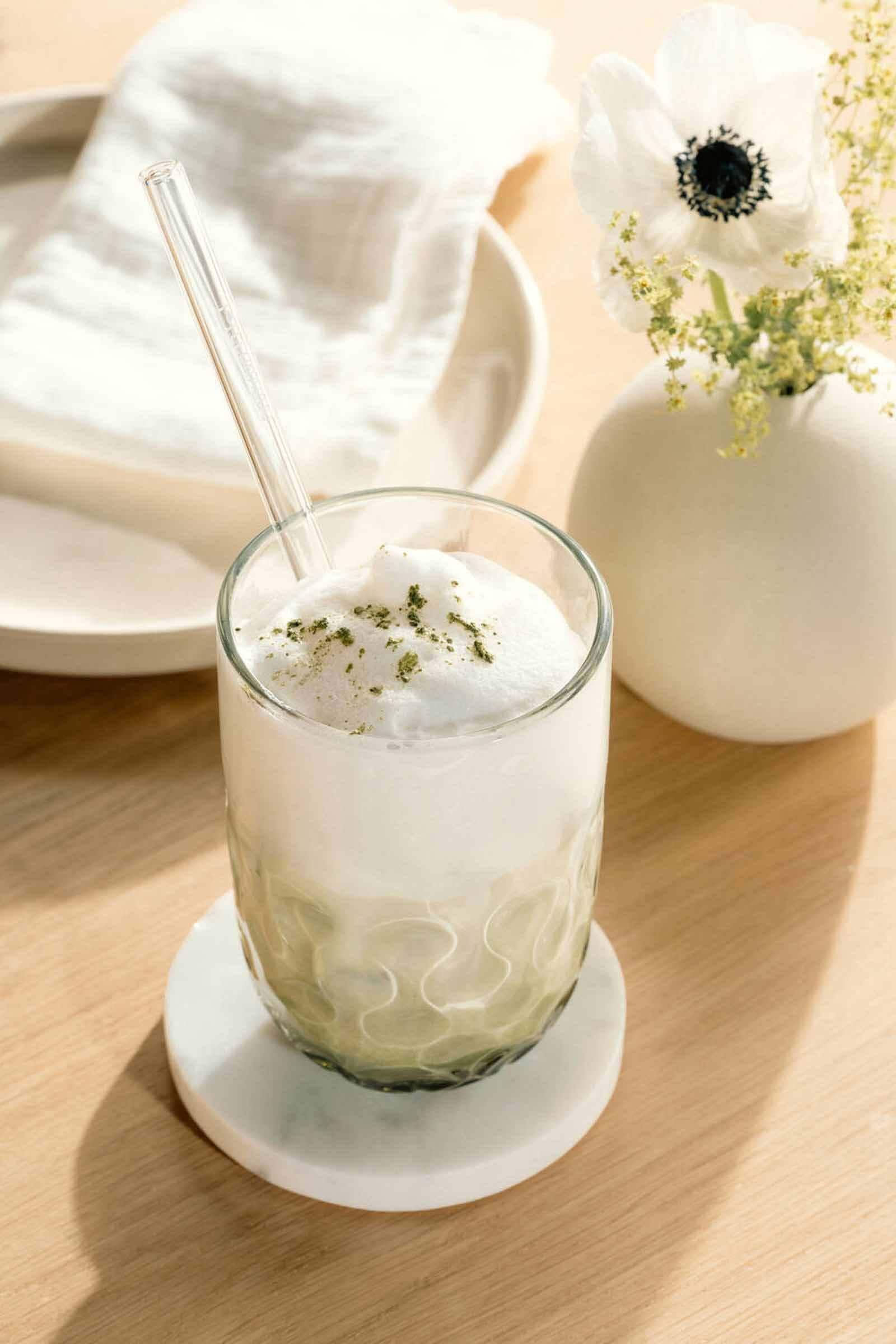 LEONARDO Latte-Macchiato-Glas »Matcha Latte Gläser mit Glastrinkhalm (2) Gocce 390 ml 6er Set grün« Spülmaschinengeeignet, Temperaturbeständig bis max. 100 Grad C