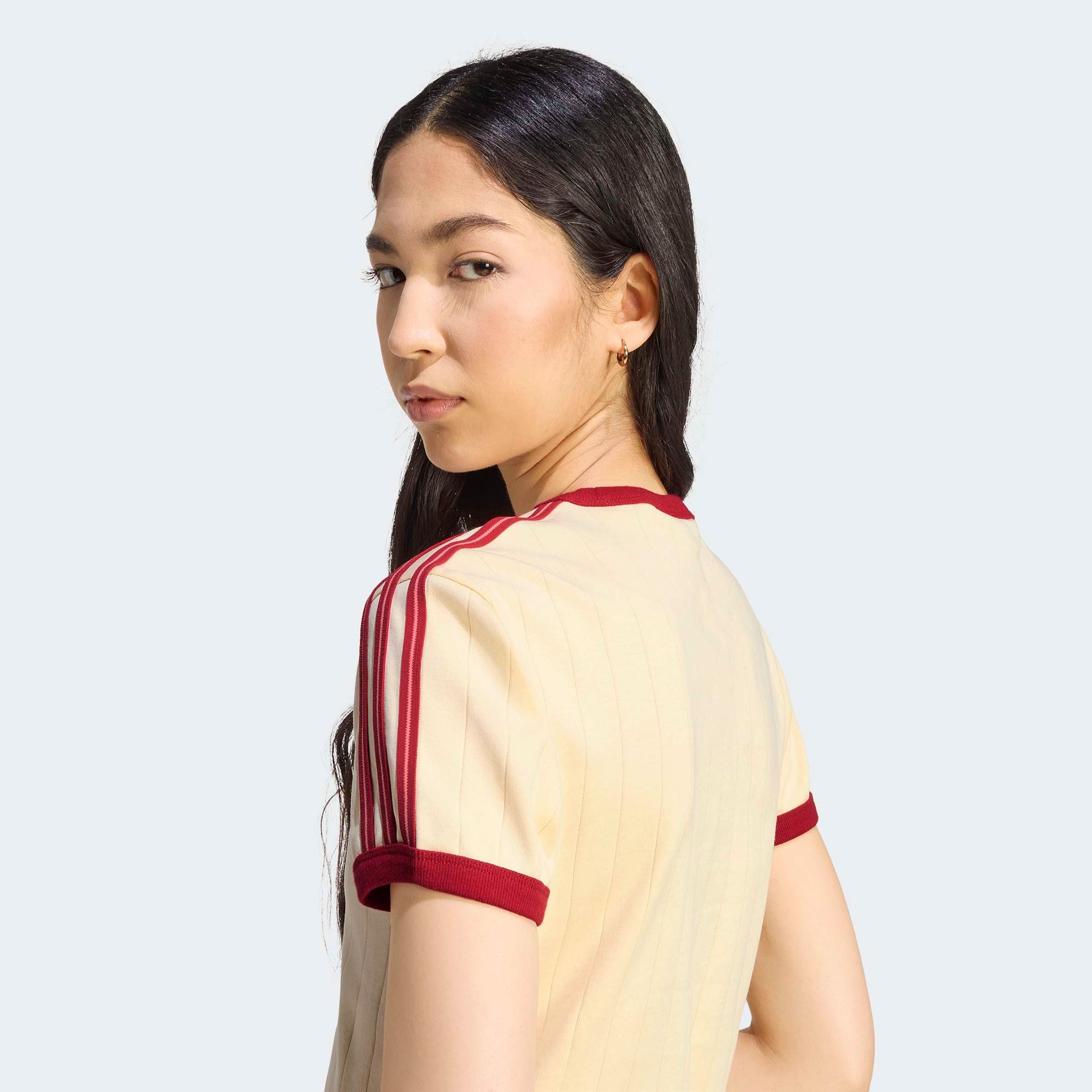 adidas Originals T-Shirt », SCHMAL GESCHNITTEN, NADELSTREIFEN« mit Nadelstreifen-Design, ohne Verschluss, aus Interlock-Material