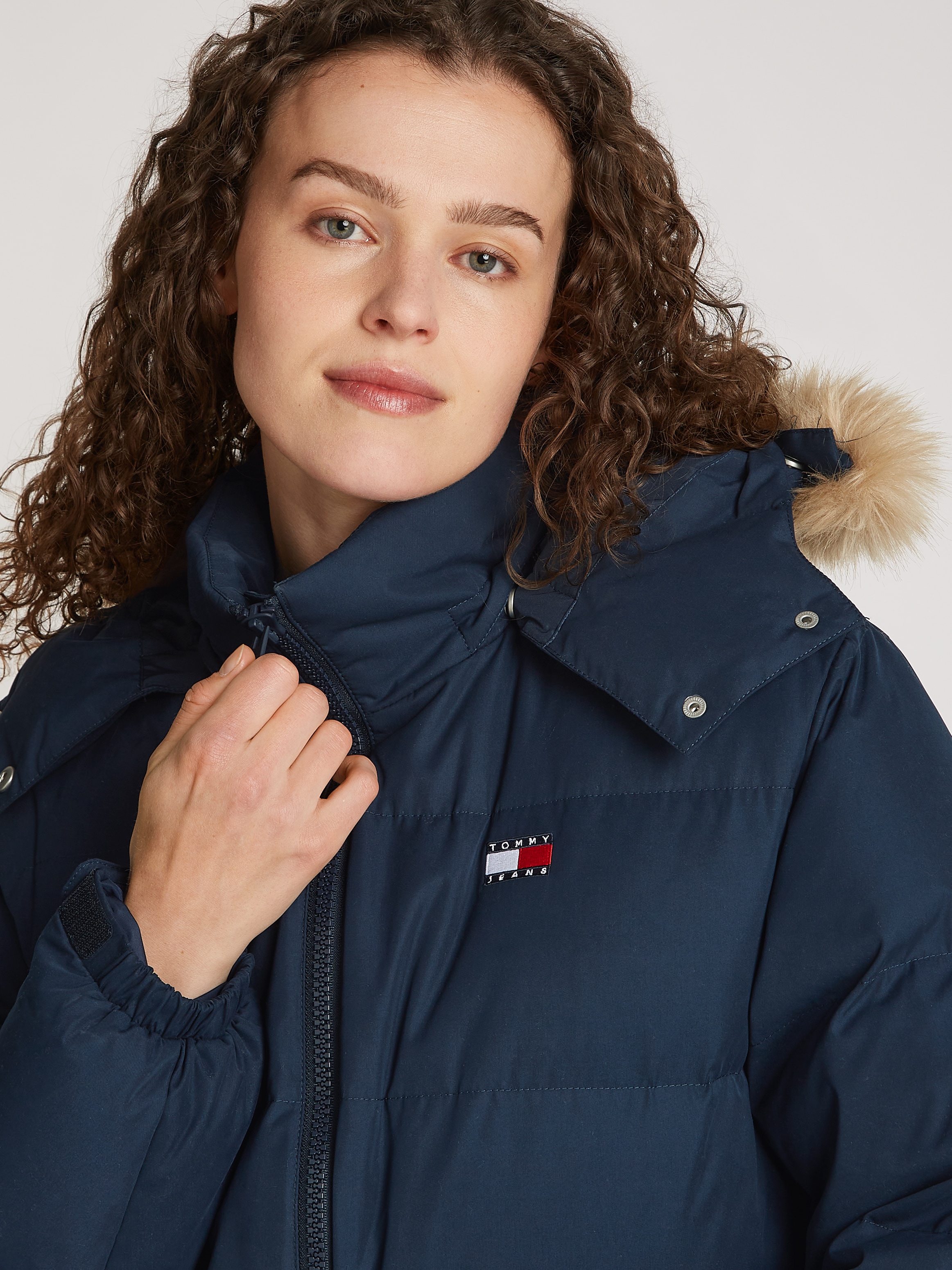 Tommy Jeans Steppjacke »TJW MIDI ALASKA FAUX FUR«, mit Kapuze, mit Fellimitat