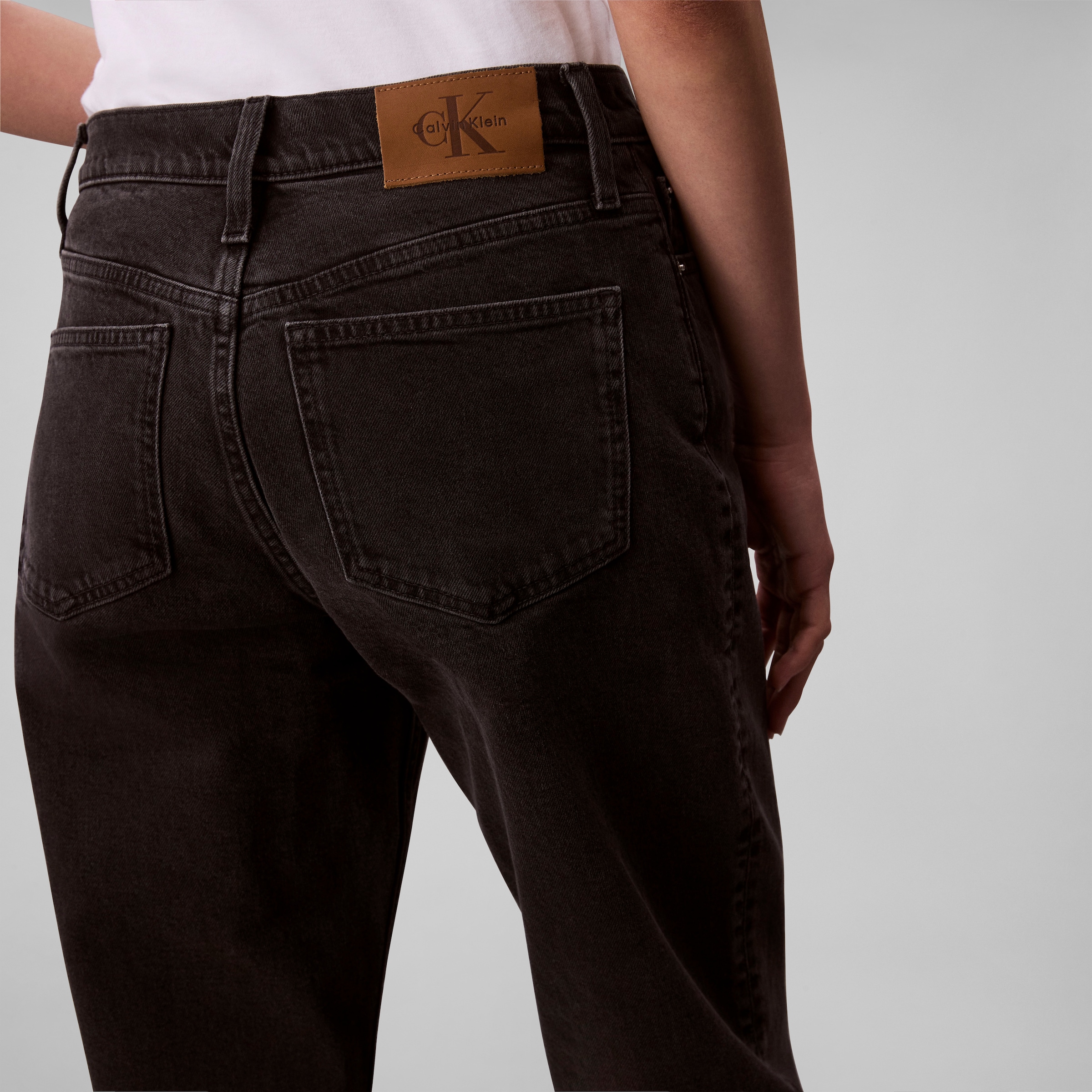 Calvin Klein Jeans Mom-Jeans »NEW MOM JEAN«, mit Markenlabel am Bund