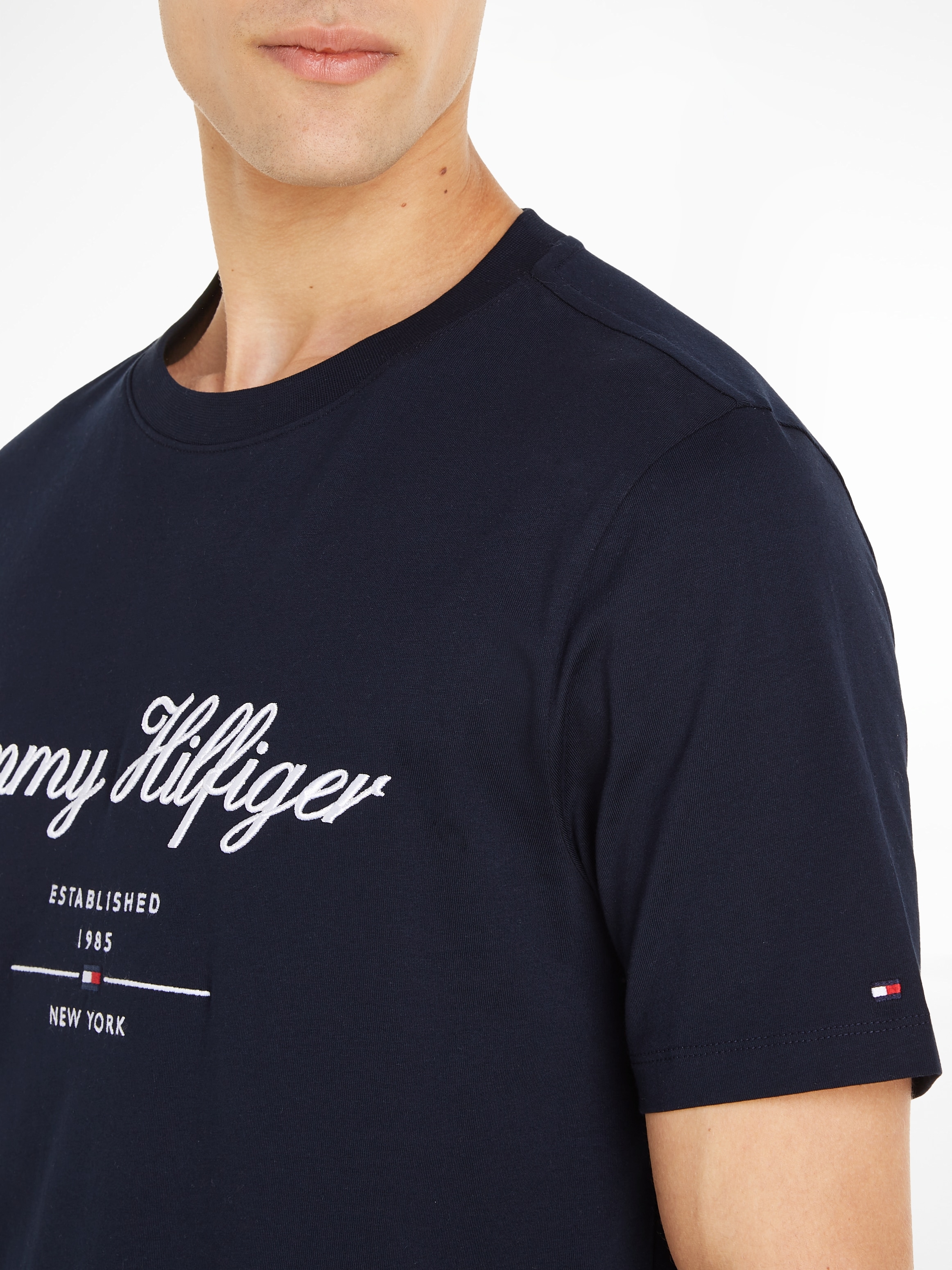 Tommy Hilfiger T-Shirt »SCRIPT LOGO TEE« mit aufgesticktem Logo