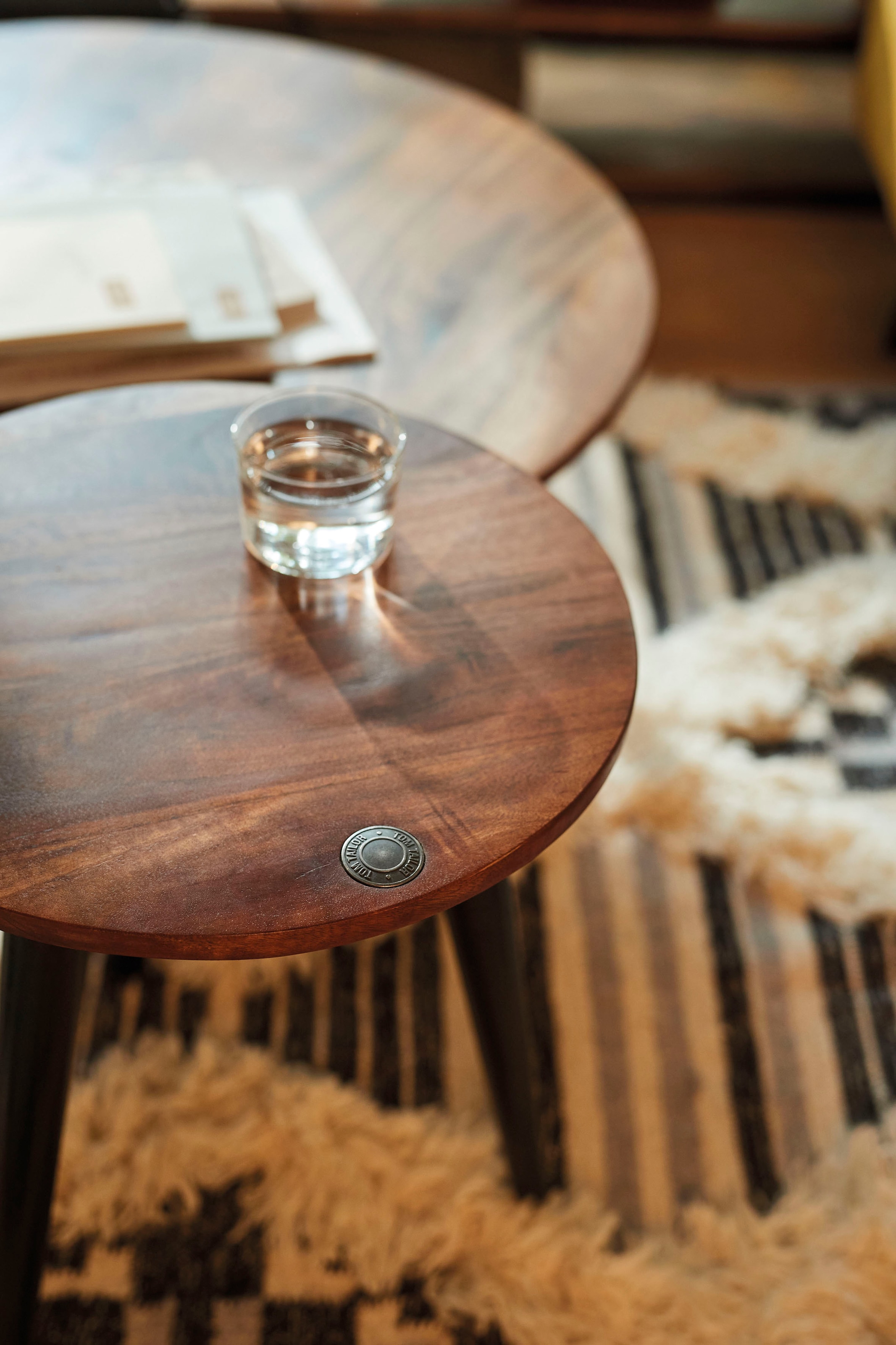 TOM TAILOR HOME Beistelltisch »T-WOOD TABLE MEDIUM«, Beistelltisch mit Knopfdetail, dunkles Mangoholz und schwarze Beine