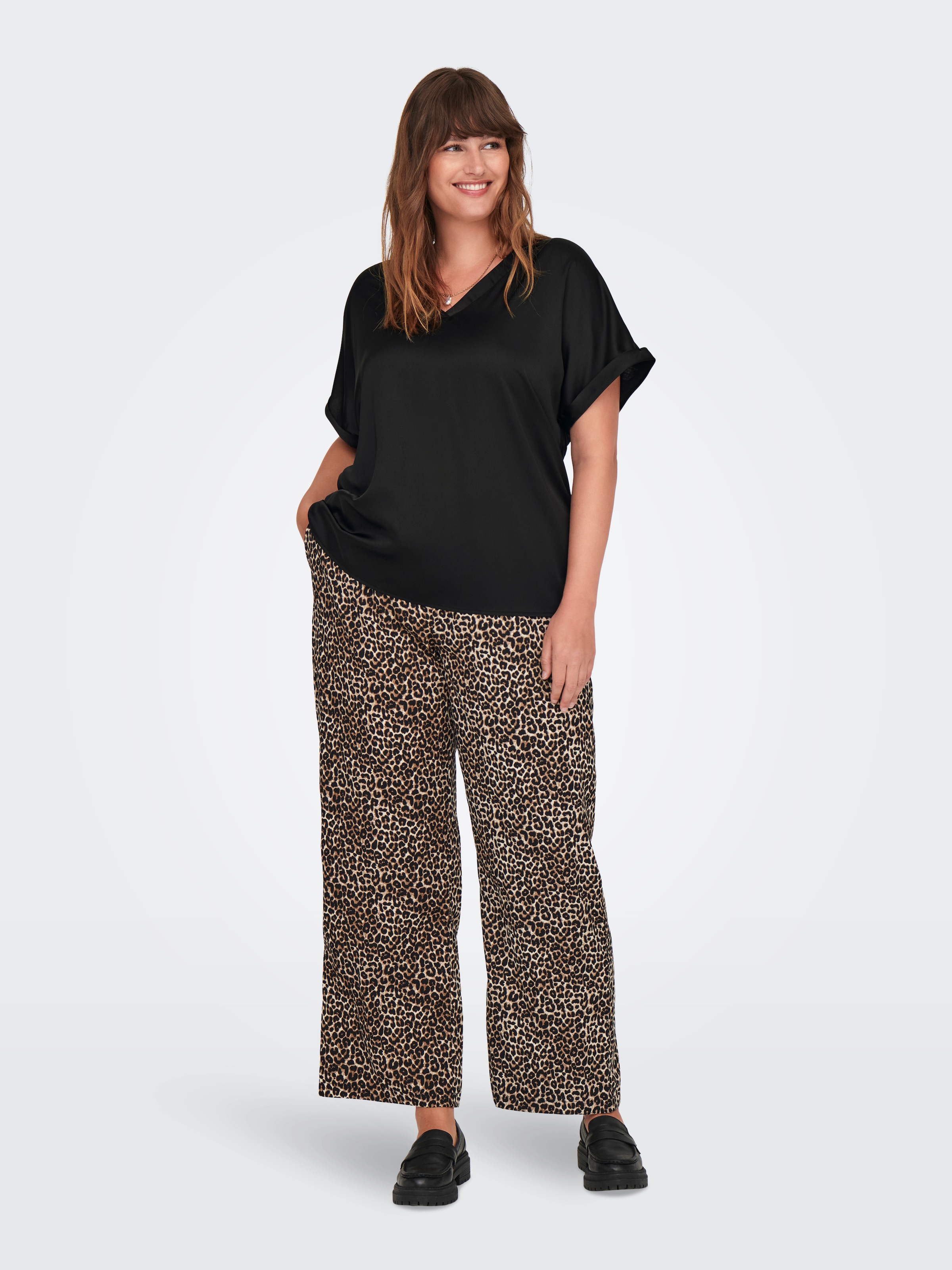 ONLY CARMAKOMA Kurzarmshirt »CARBRYNJA LIFE S/S IN-ONE TOP WVN«, in glänzender Optik