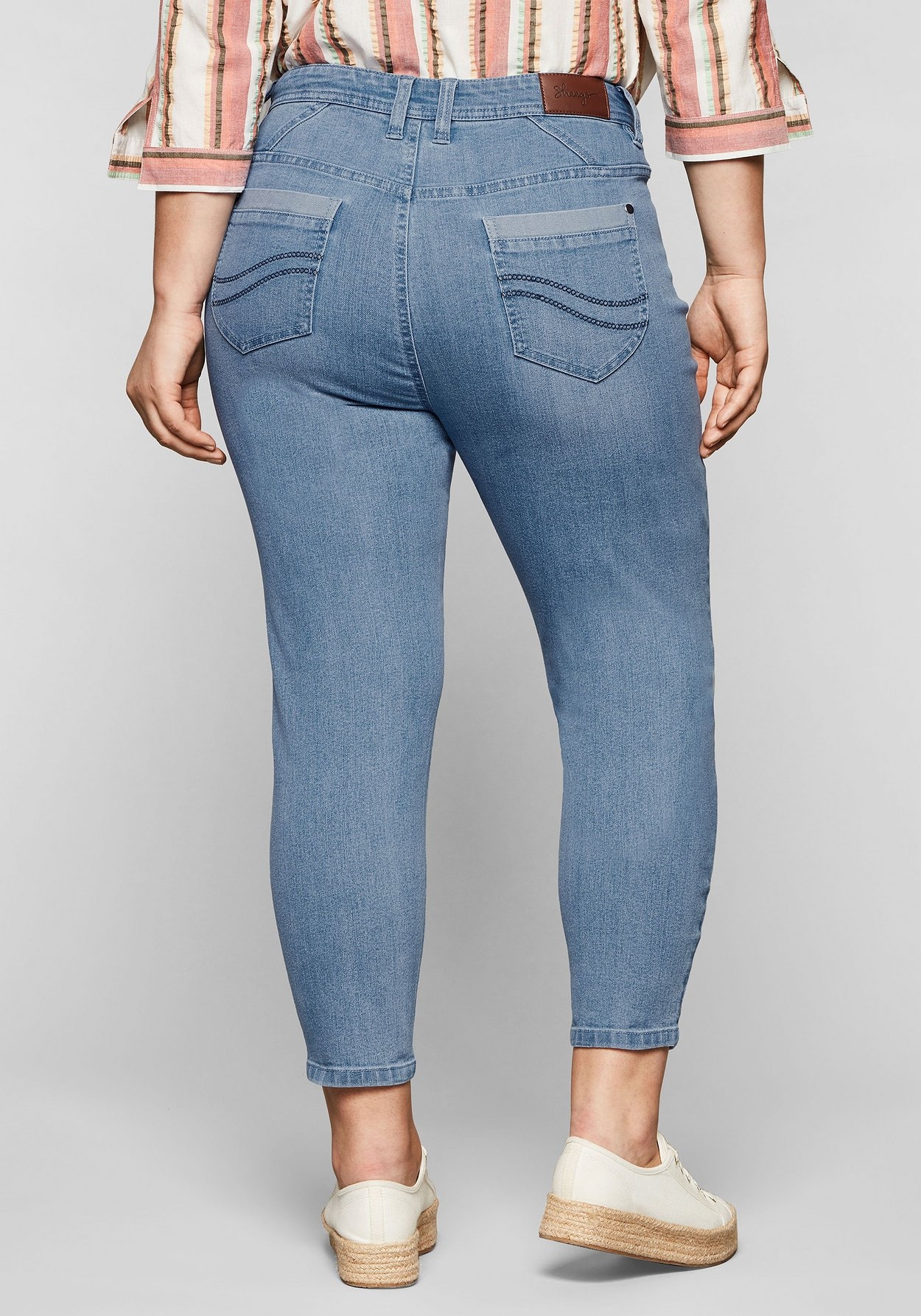 Sheego Stretch-Jeans »Jeans in 7/8-Länge, mit Stickerei vorn«