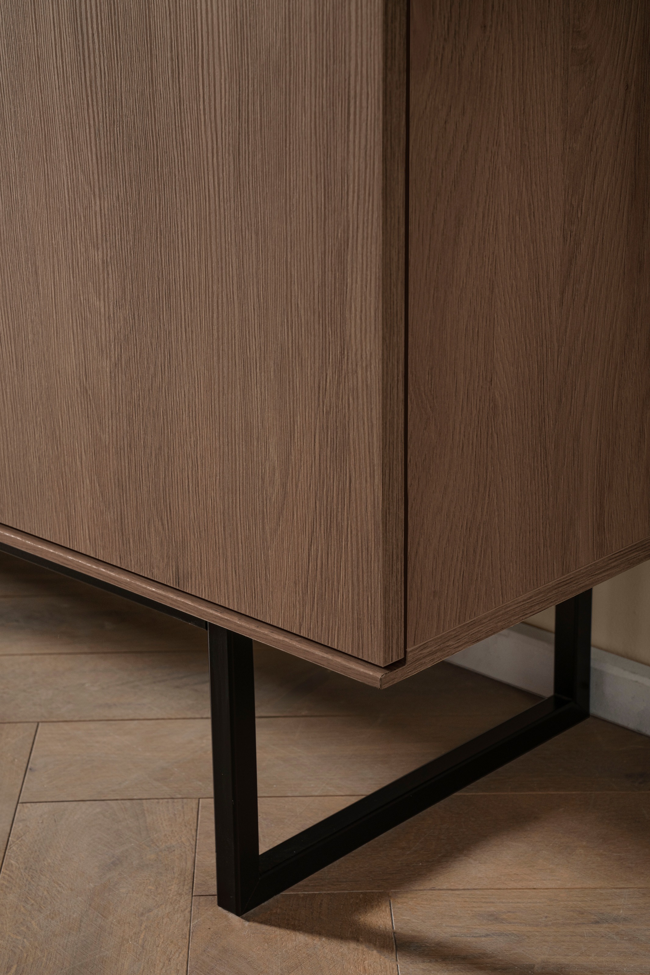 Home affaire Sideboard »Lund, moderner Schrank, Kommode mit Kufengestell« optisch dünner Oberboden, hochwertige Optik, ausreichend Stauraum