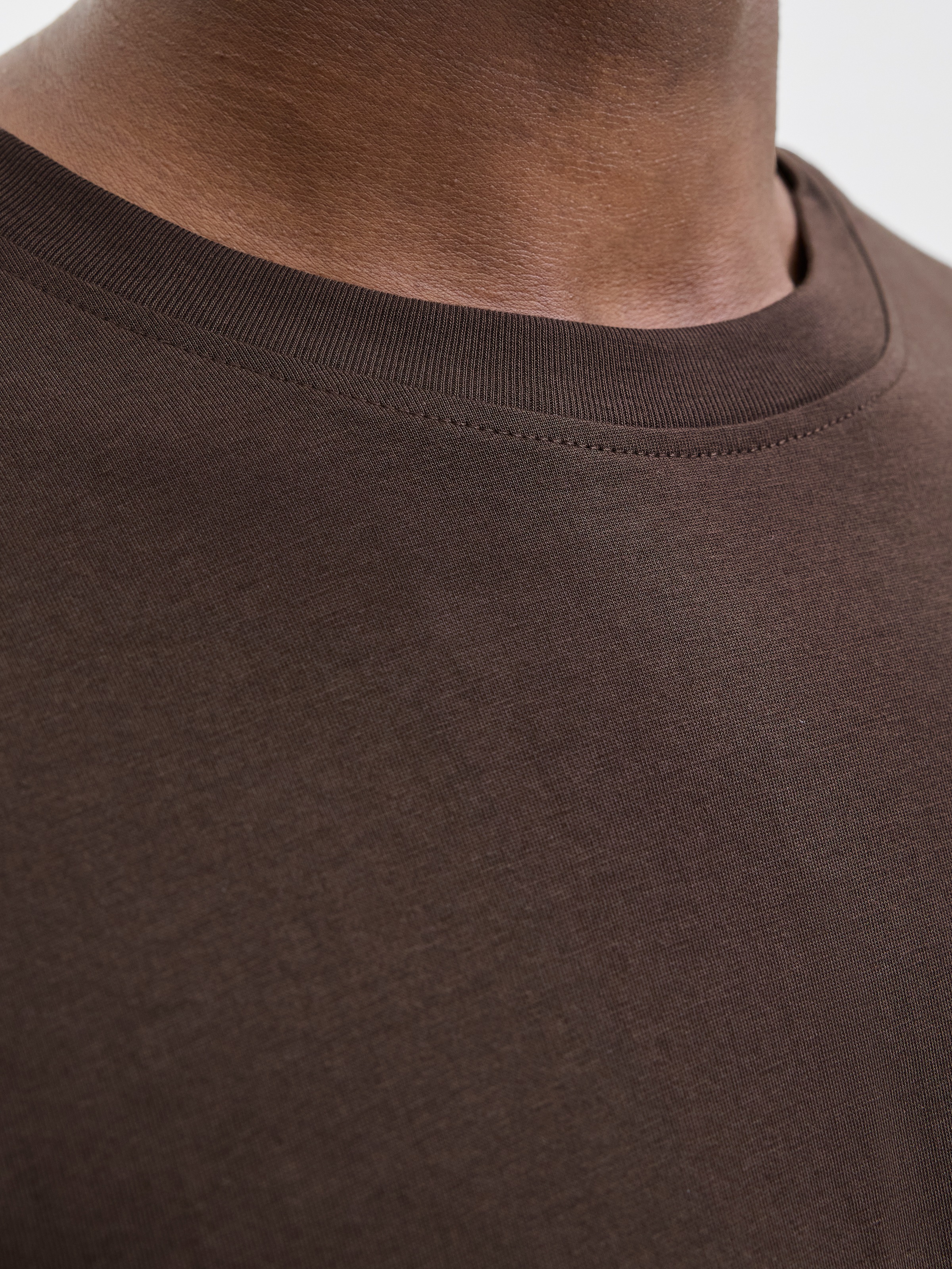 Jack & Jones Rundhalsshirt »JJESTAR mit Pigmentprint und Baumwollgefühl«, mit Pigmentprint