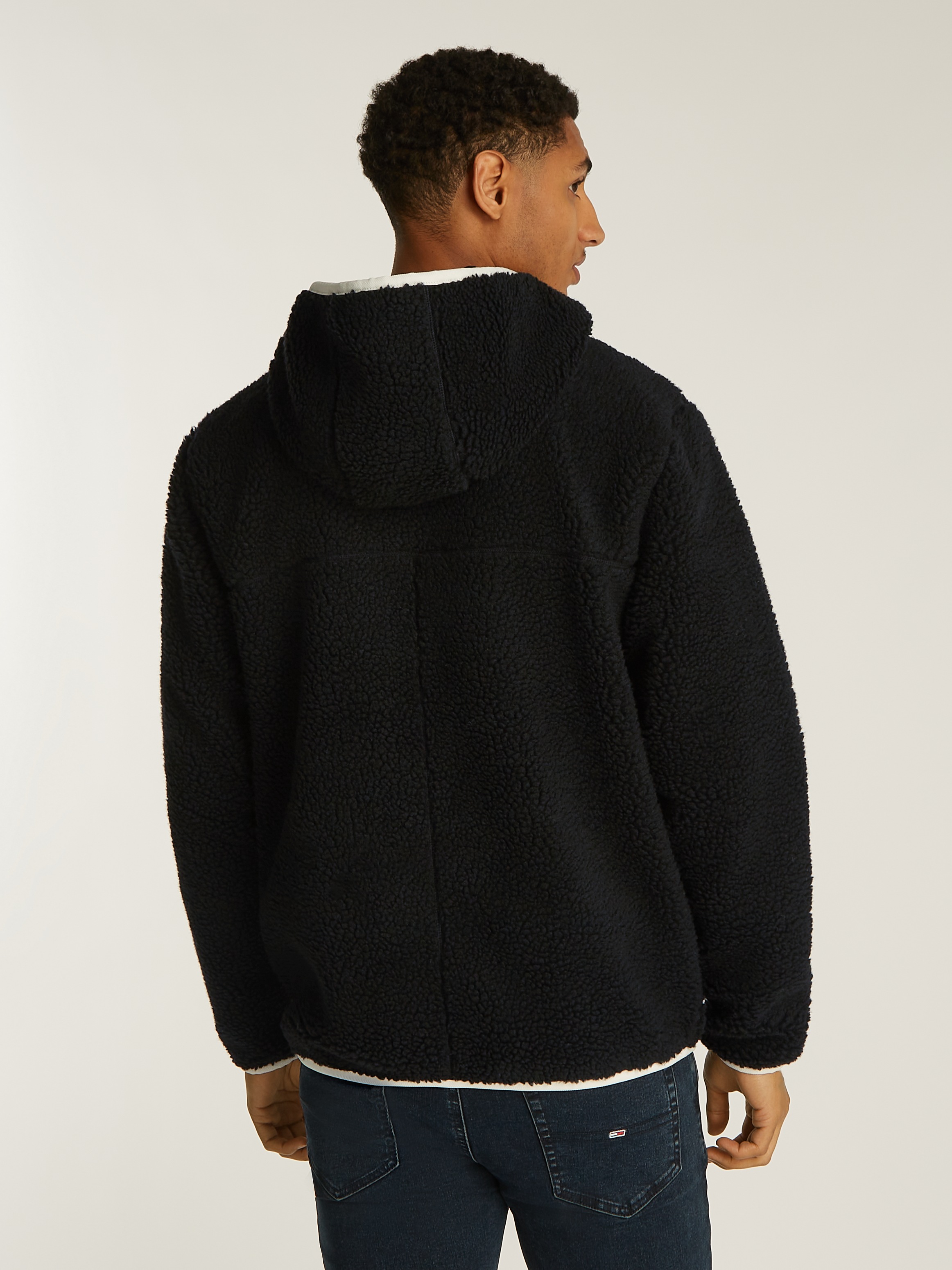 Tommy Jeans Plüschjacke »TJM REG BADGE TEDDY ZIP TRU EXT«, mit Kapuze, mit Logopatch, leicht überschnittene Schultern