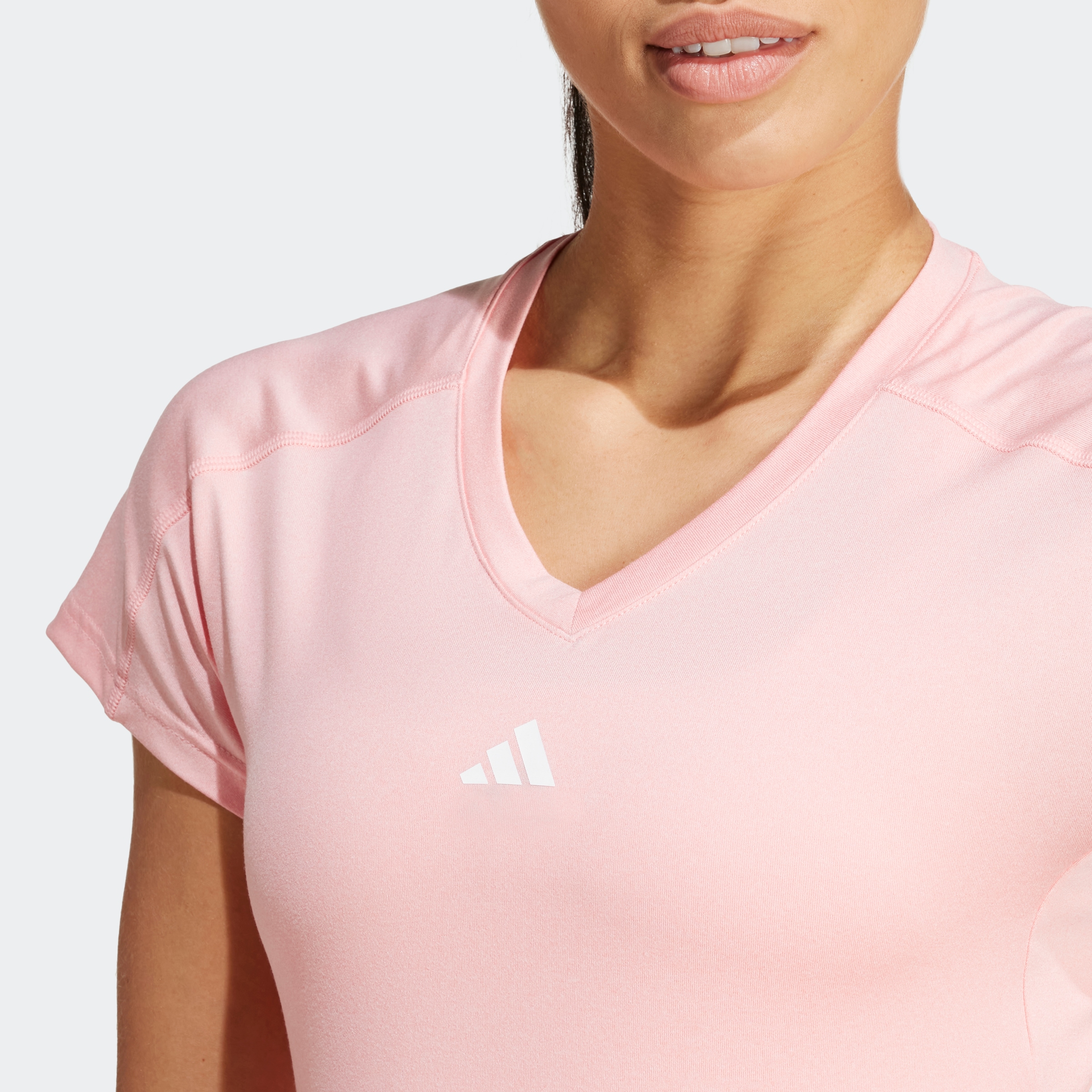adidas Performance T-Shirt »TR-ES MIN T«, Trainingsshirt, feuchtigkeitsabsorbierend mit V Ausschnitt