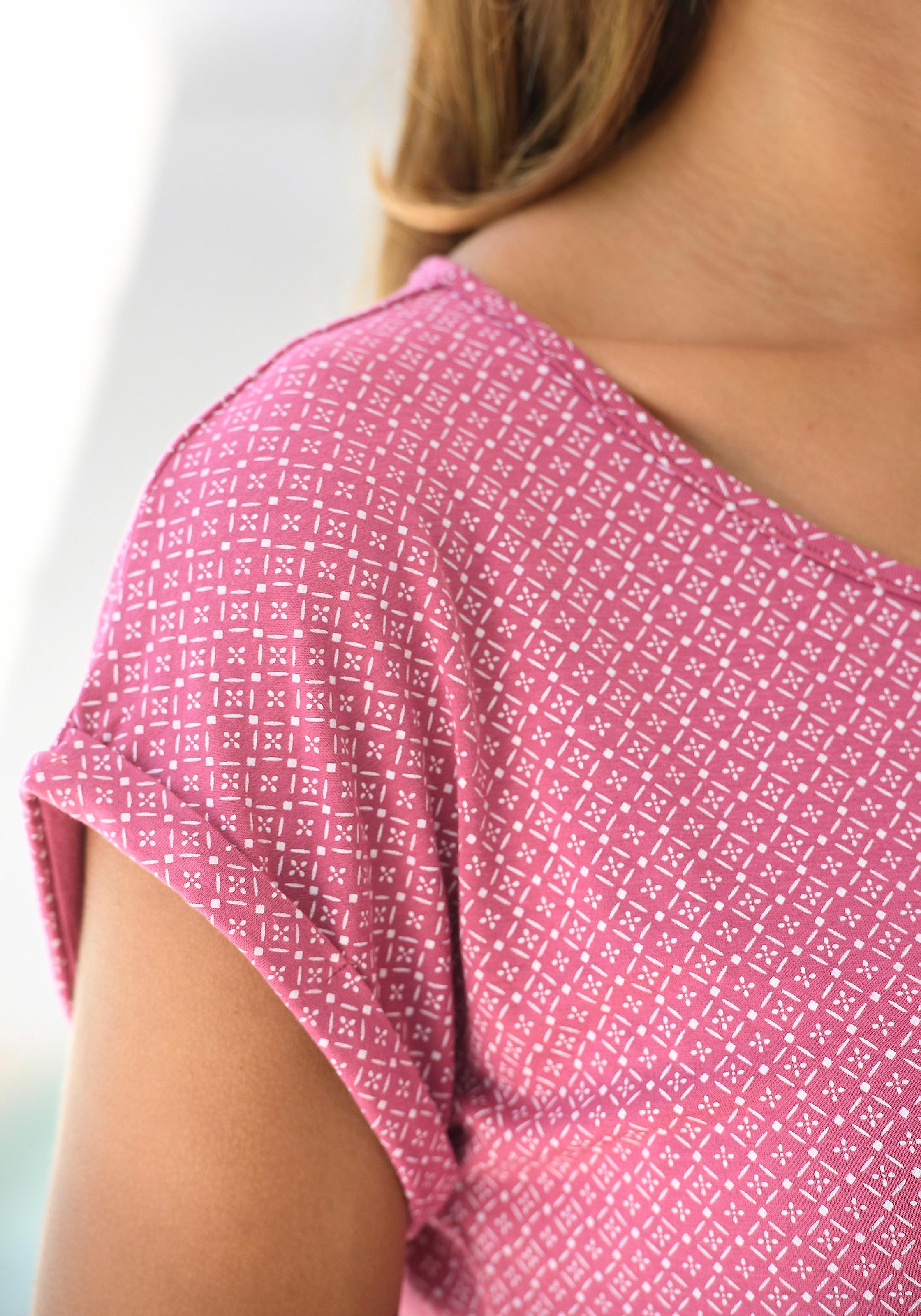 LASCANA Kurzarmshirt »mit modischem Cut-Out«, (2er-Pack), aus weichem Viskose-Stretch