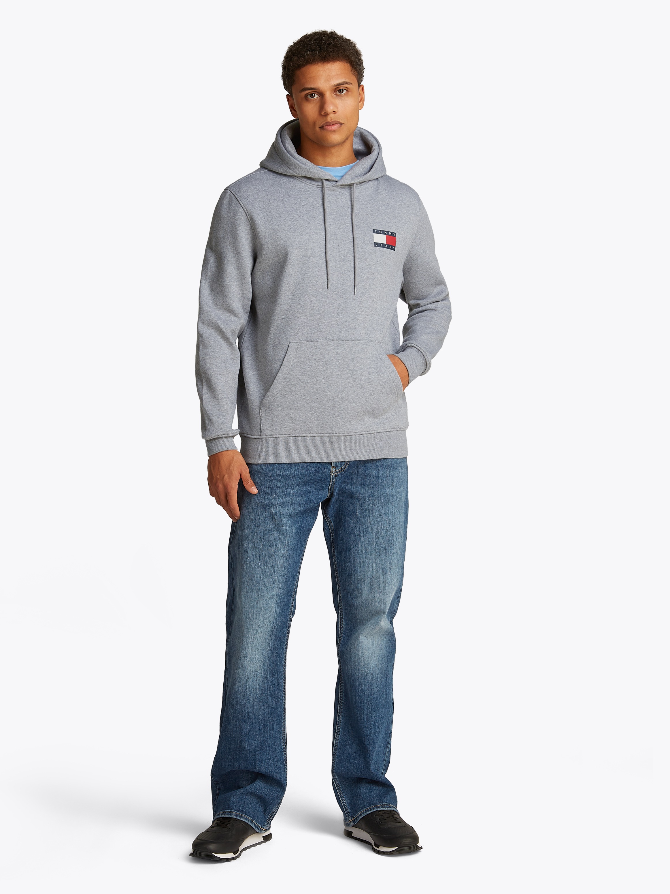 Tommy Jeans Sweatshirt »TJM REG ESSENTIAL FLAG HOOD EXT«, mit bedruckten Markenlogo auf Brusthöhe