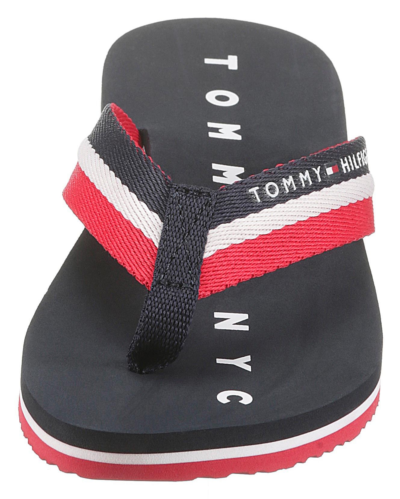 Tommy Hilfiger Zehentrenner »TOMMY LOVES NY BEACH SANDAL«, Sommerschuh, Schlappen, Poolsildes mit Logo auf der Laufsohle
