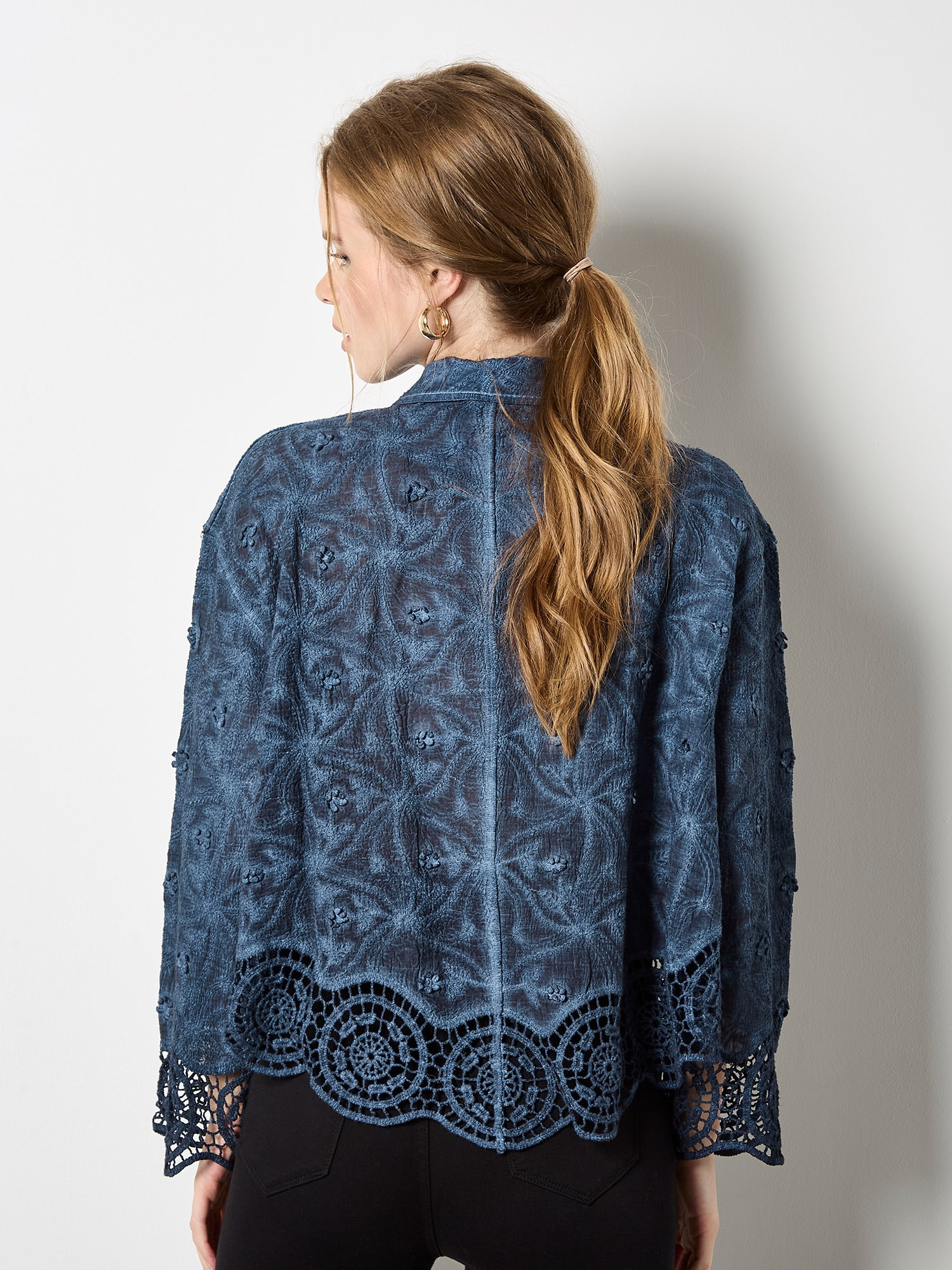 Apricot Spitzenbluse »Strukturierte Baumwollbluse mit Blumenmuster und Häkelverzierung« mit Stickerei und Spitze