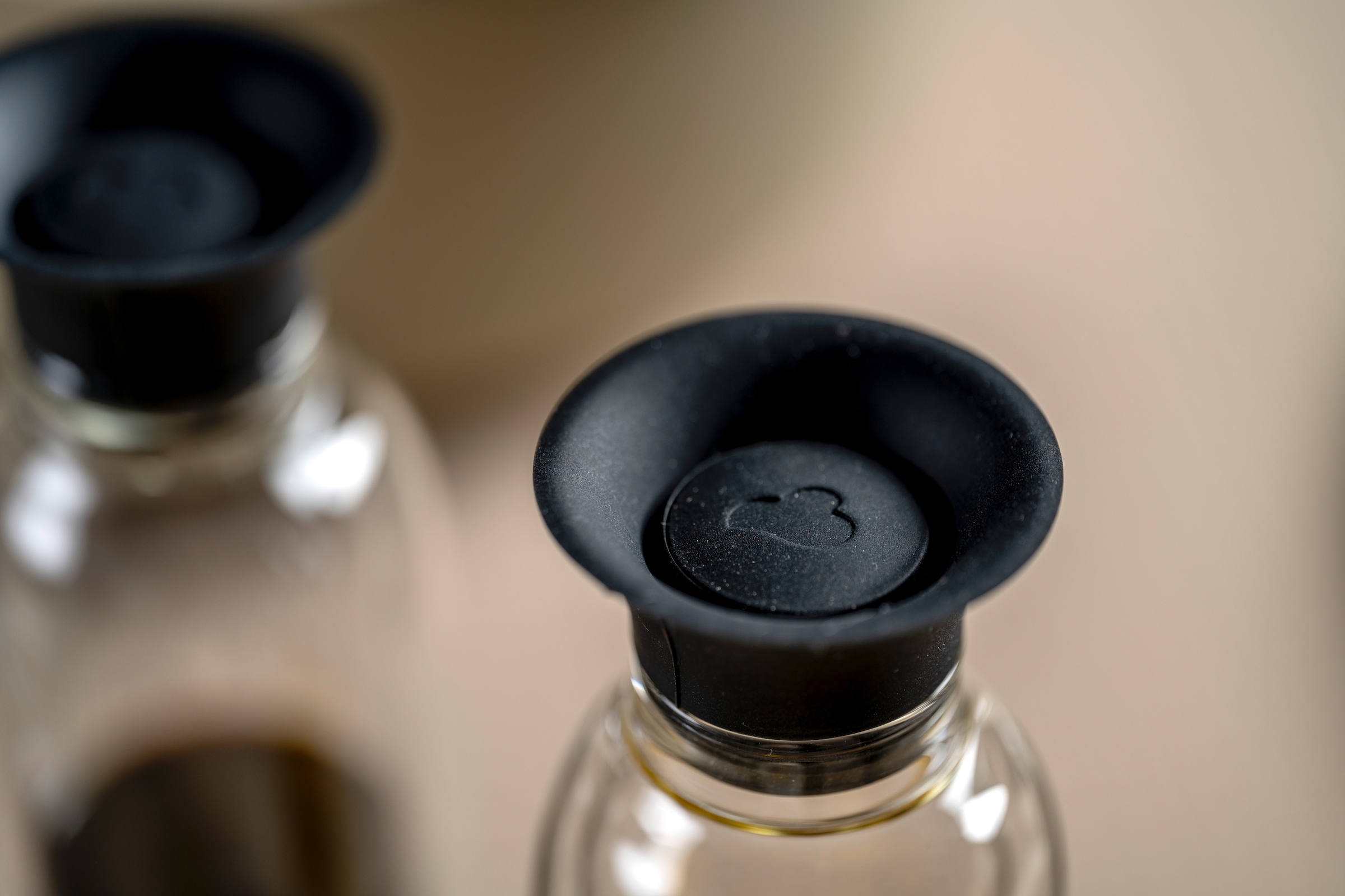 LEONARDO Menage-Set »Essig- und Ölflasche DUO, 2er Set« aus doppelwandigem Glas mit Silikondeckel