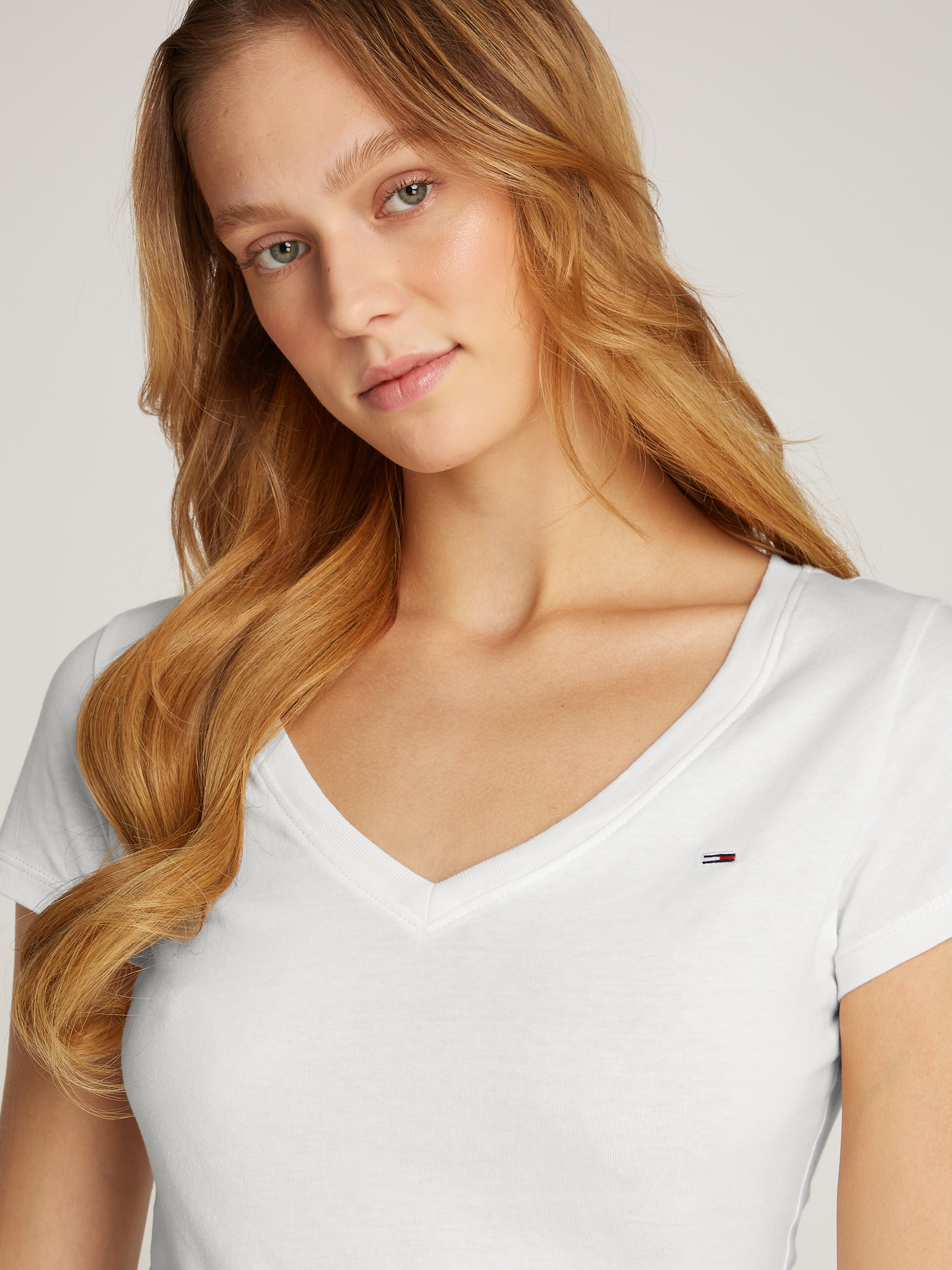 Tommy Jeans T-Shirt »TJW 2PACK V-NECK TEE«, (Packung, 2 tlg., 2-er Pack), mit Logostickerei
