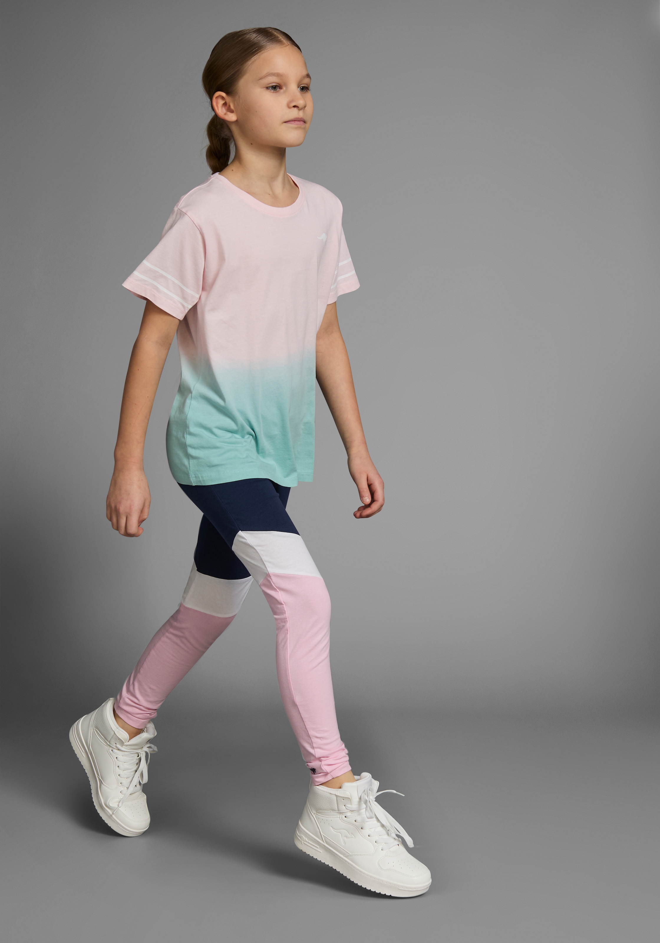 KangaROOS T-Shirt »Mit trendigem Farbverlauf«, kurzärmelig, bequeme Passform, mit Logodruck, Rundhalsausschnitt