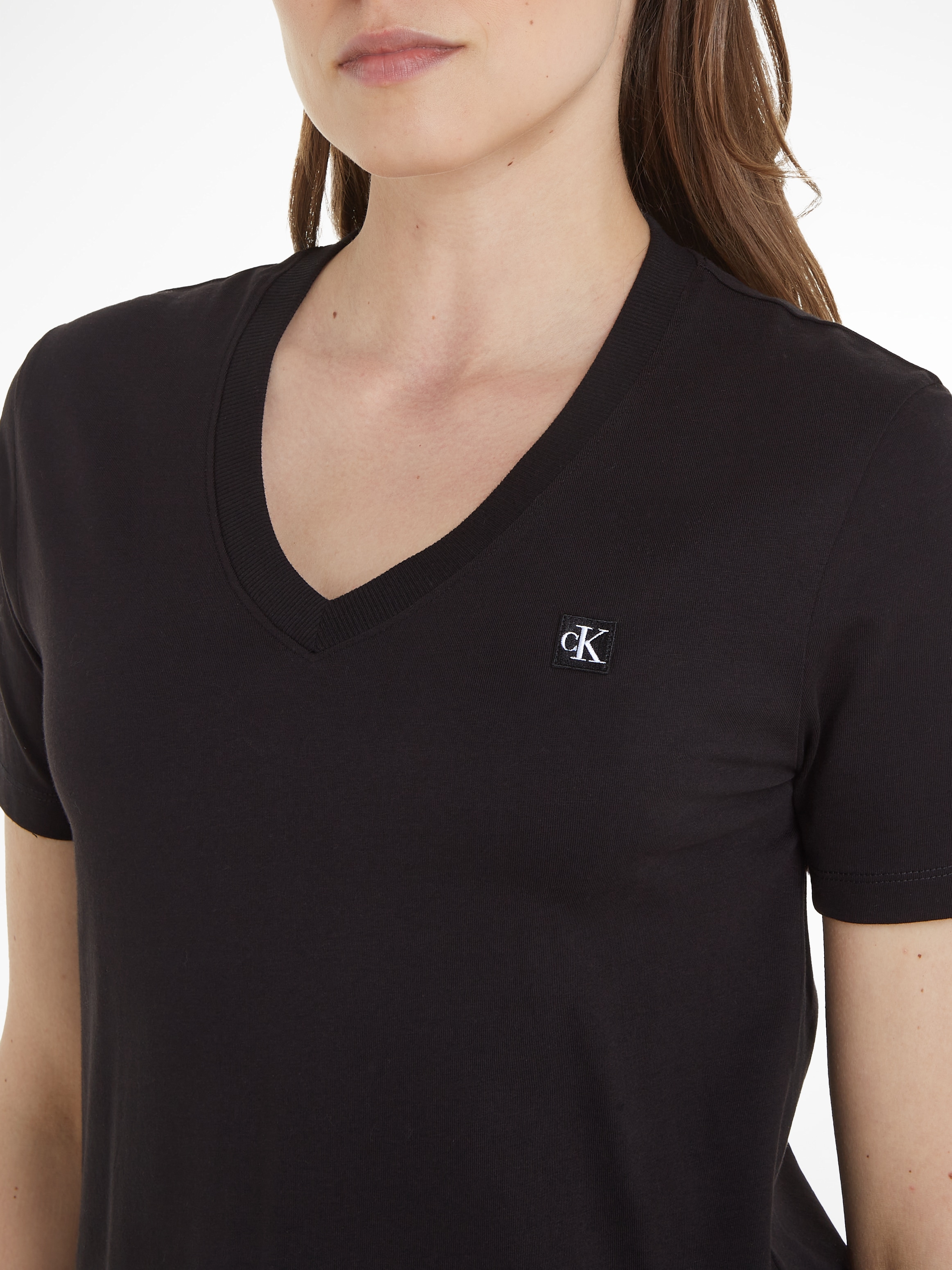 Calvin Klein Jeans T-Shirt ♕ mit bei TEE«, BADGE EMBRO »CK Logomarkenlabel V-NECK