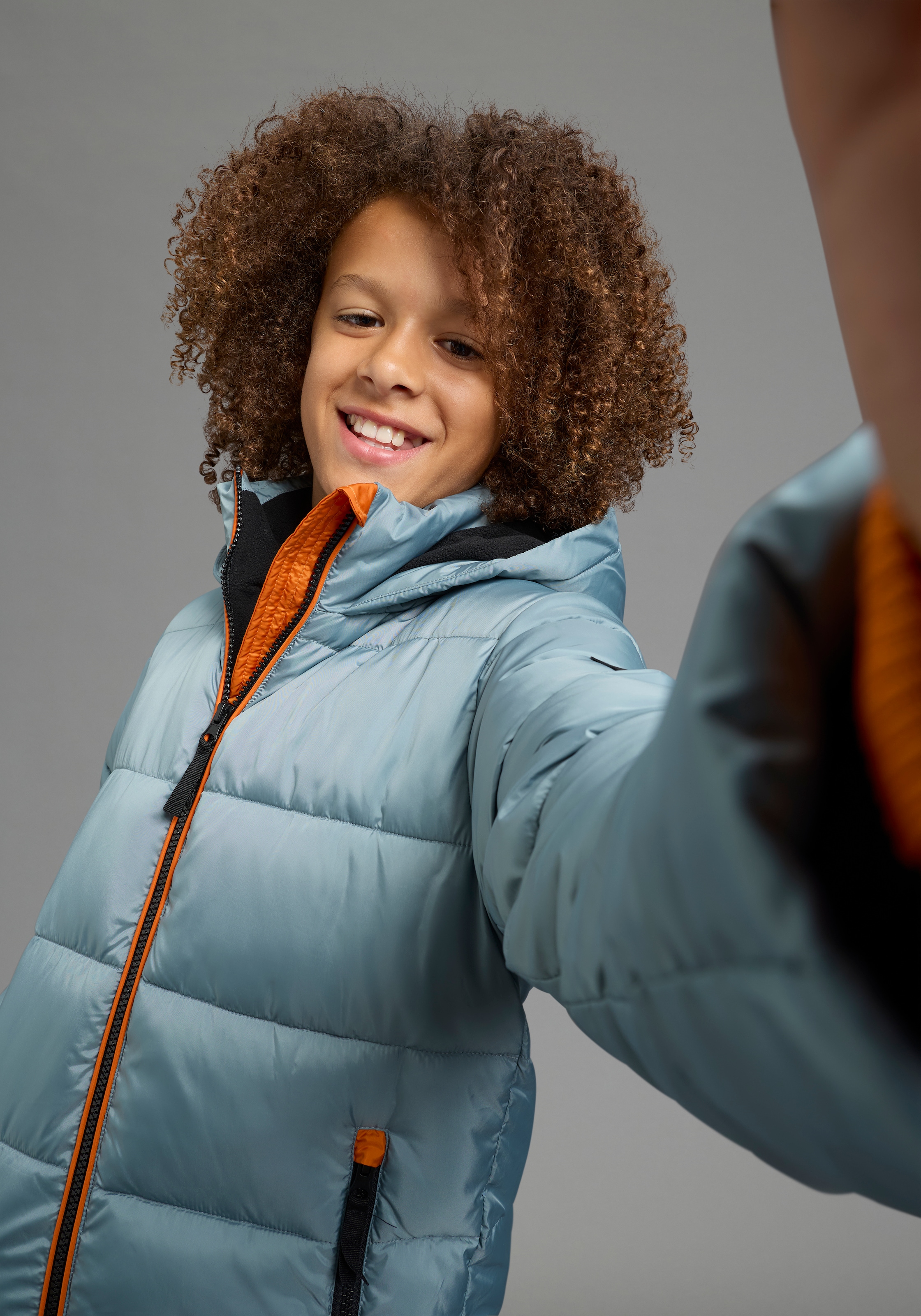Bruno Banani Outdoorjacke »BRUNO BANANI Steppjacke mit modischen Rib-Bündchen« mit Kapuze Warme Jacke mit Kapuze, Fleecefutter, windabweisend, wasserabweisend