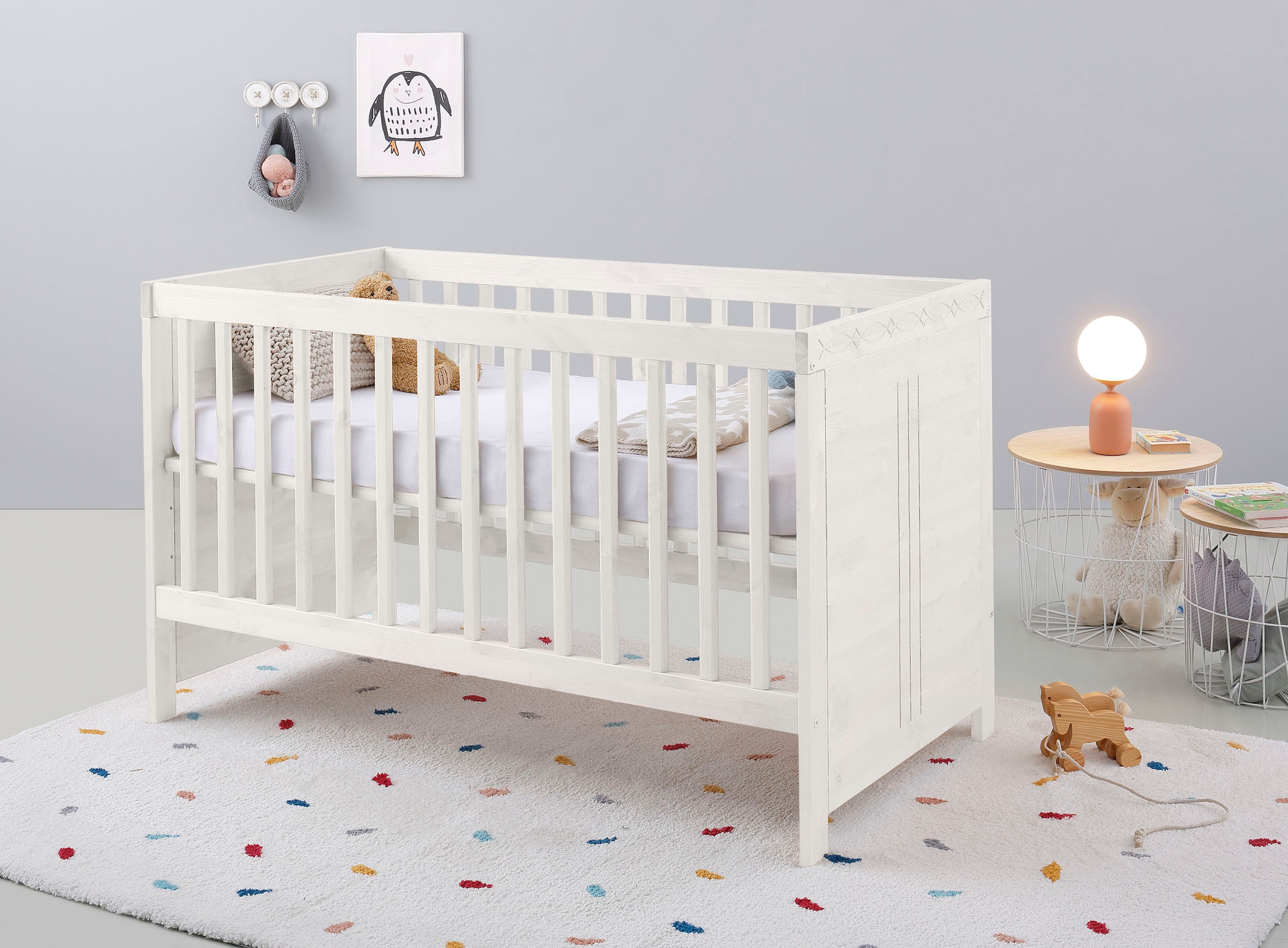 Lüttenhütt Babybett »Indra, Schlupfsprossen, 4-fach verstellbare Liegehöhe,«, FSC® zertifiziertes Massivholz, Landhausstil mit tollen Details