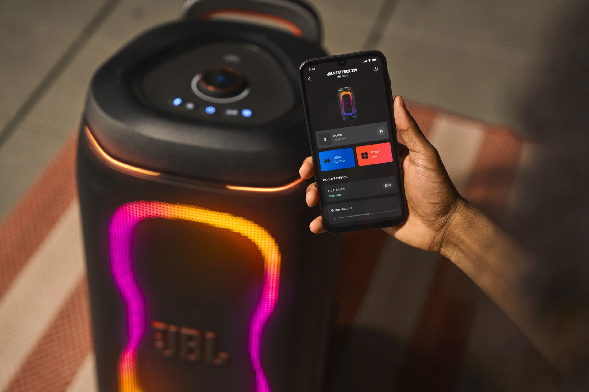 JBL Party-Lautsprecher »PARTYBOX 330« (A2DP Bluetooth | AVRCP Bluetooth | Bluetooth Lautstärkeanpassung 280 W) Tragbarer Party-Lautsprecher mit Beleuchtung, Teleskopgriff und Rollen