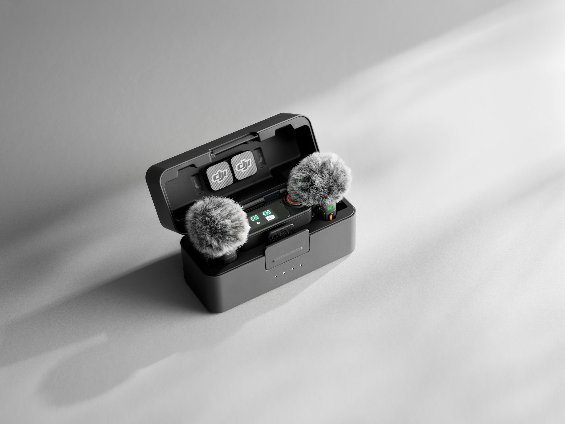 DJI Mikrofon »Mic 3 (2 Sender + 1 Empfänger + Ladeschale)«, (Set)