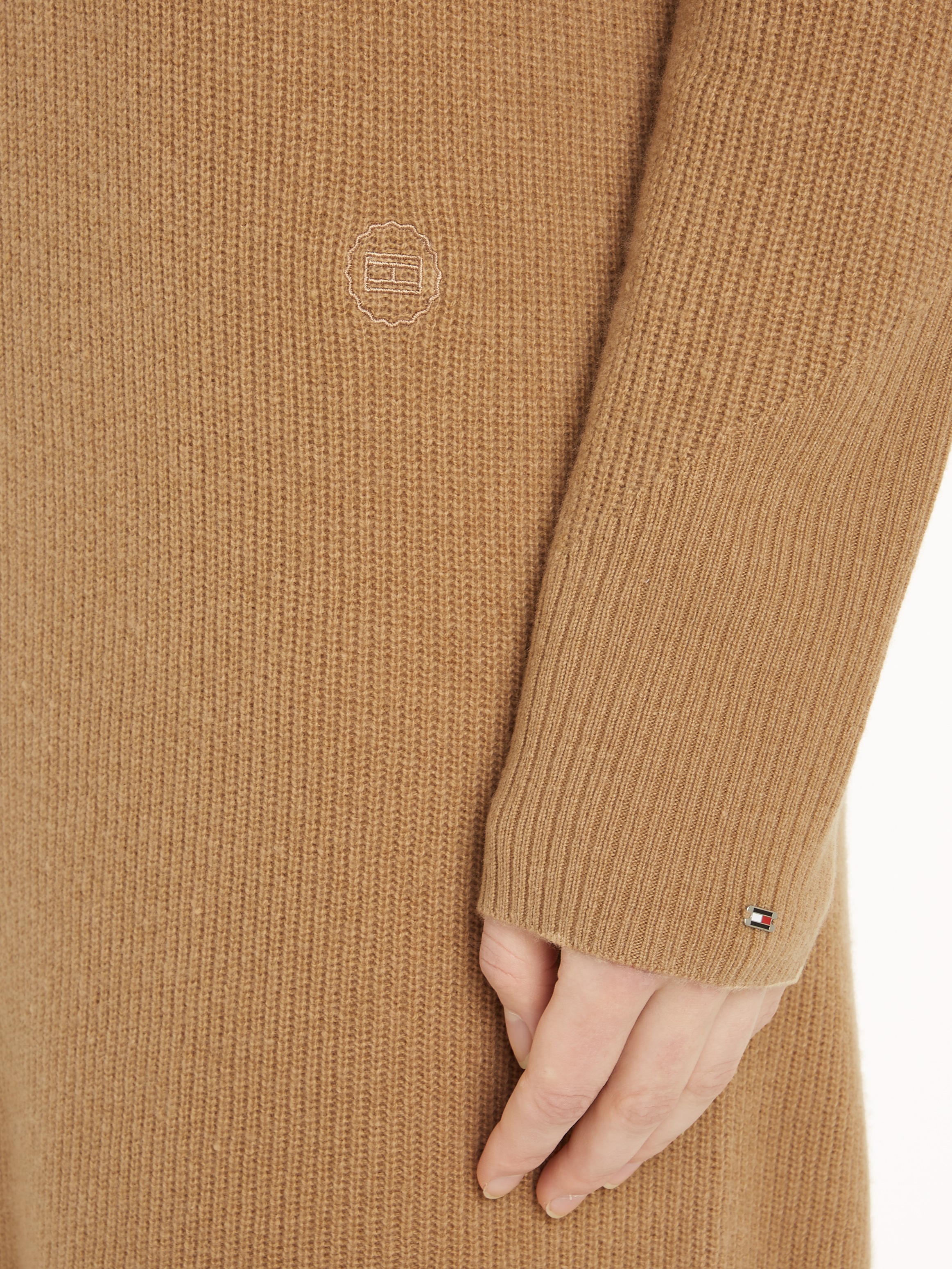 Tommy Hilfiger Strickkleid »WOOL CASH ROLL-NK LONG DRESS«, mit Logostickerei, in Rippoptik
