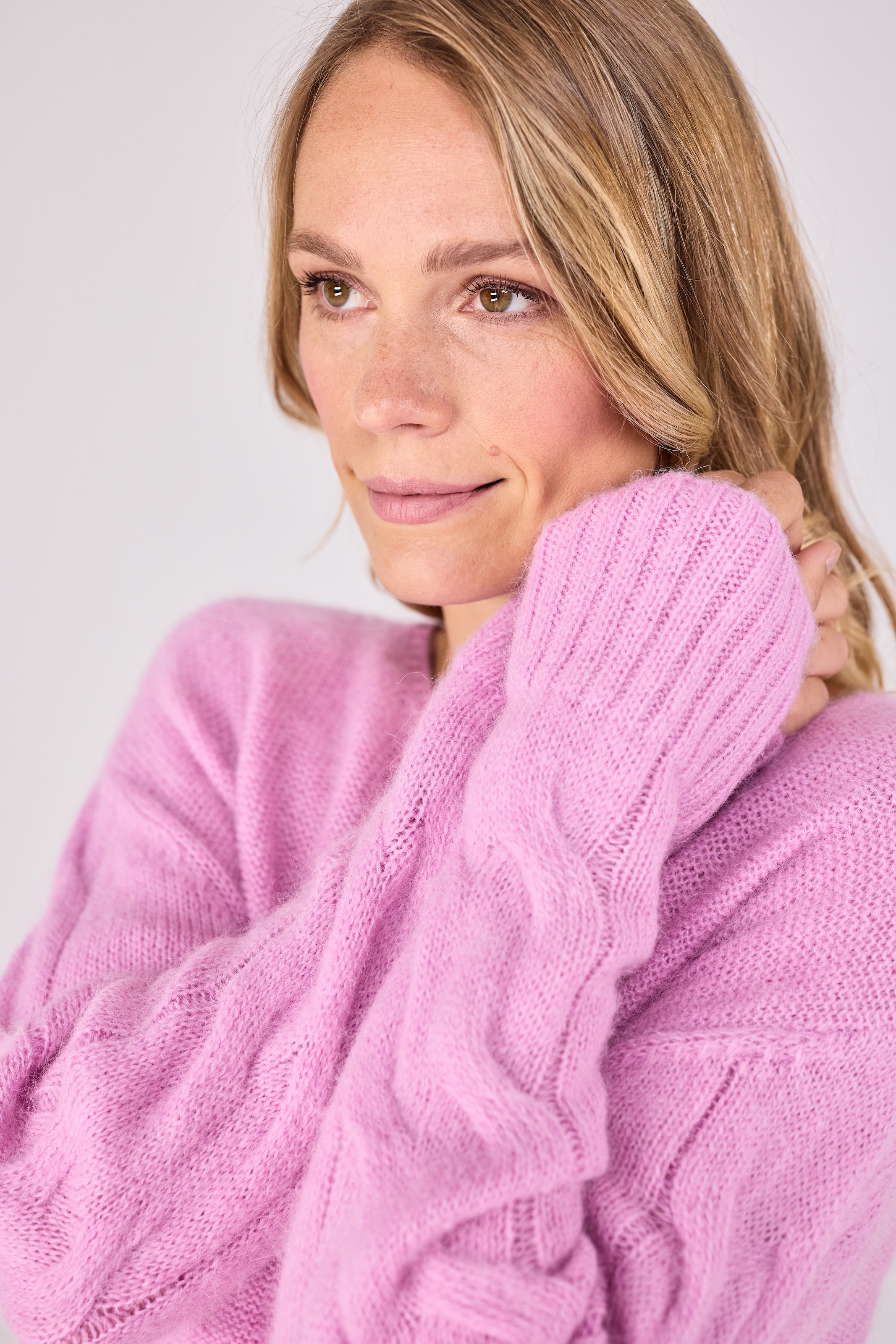 Lieblingsstück Rundhalspullover »AmairaL« mit Zopfmuster am Ärmel