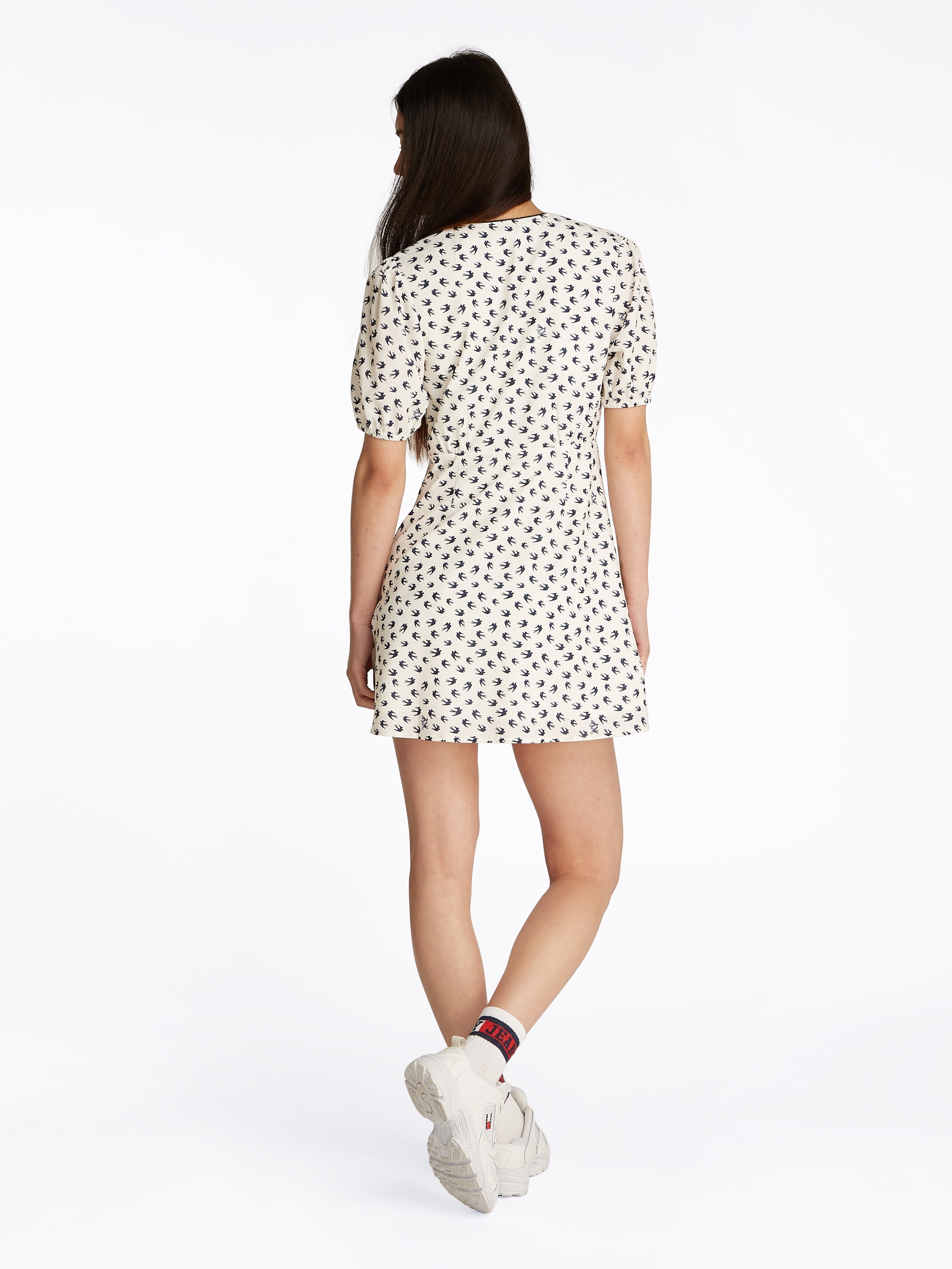 Tommy Jeans Minikleid »TJW SS CREPE MINI DRESS«, mit Schleifendetail, Vogelmuster