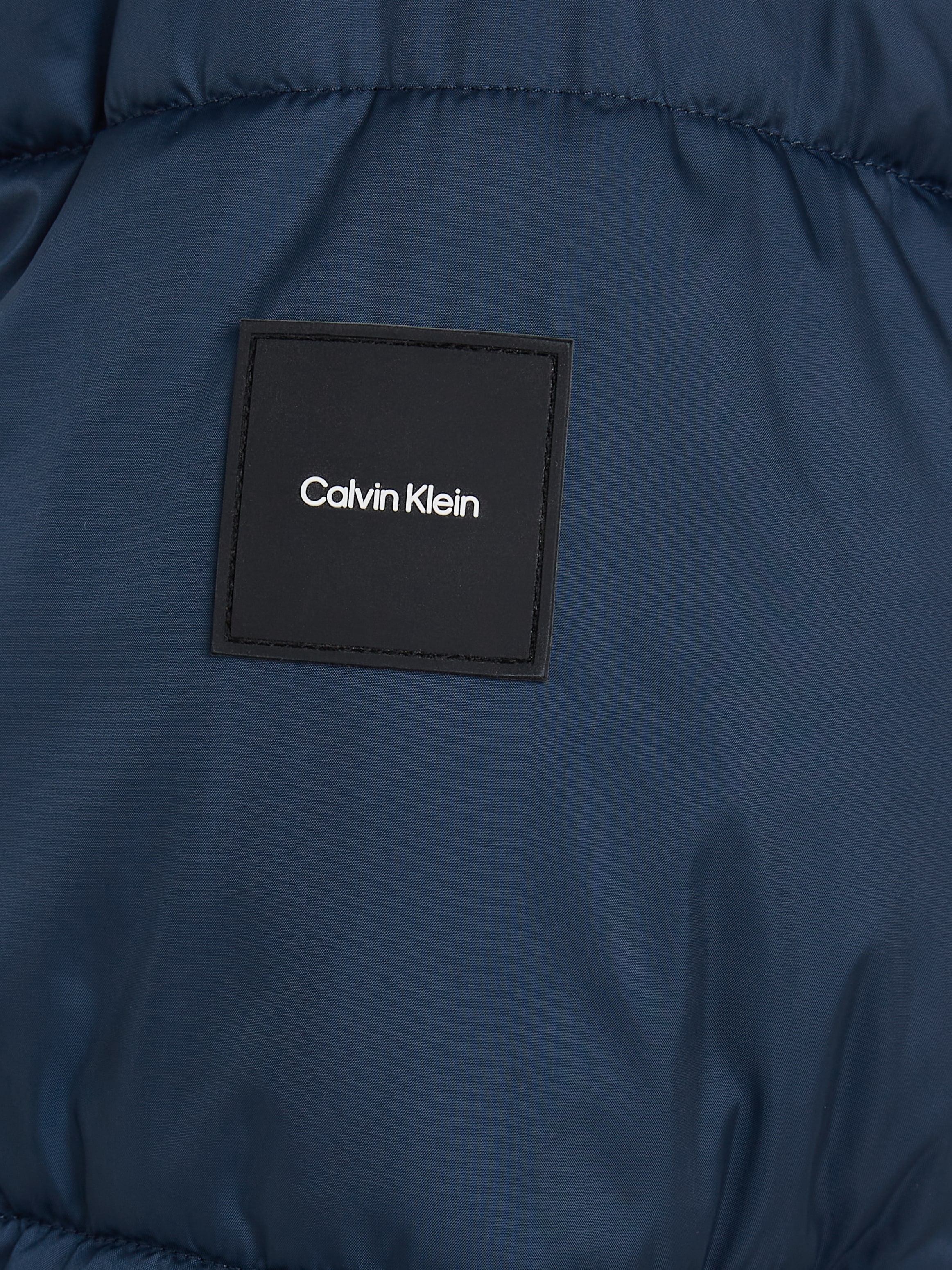 Calvin Klein Kurzmantel »LONG HOODED QUILT PUFFER MW«, mit Logopatch