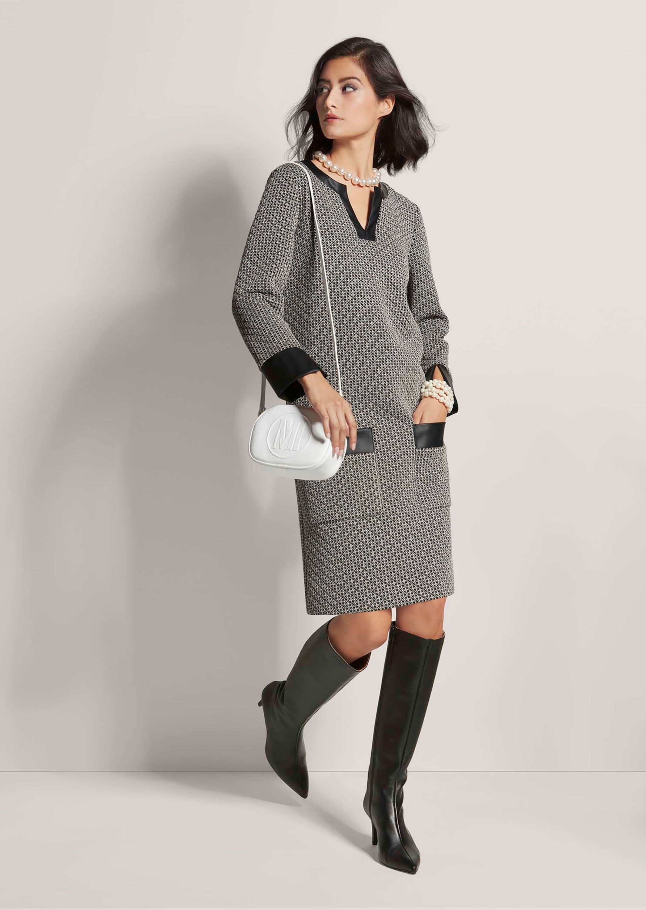 MADELEINE Sommerkleid »Etuikleid Modernes Cocktail-Kleid, Rundhals mit V-Schlitz«