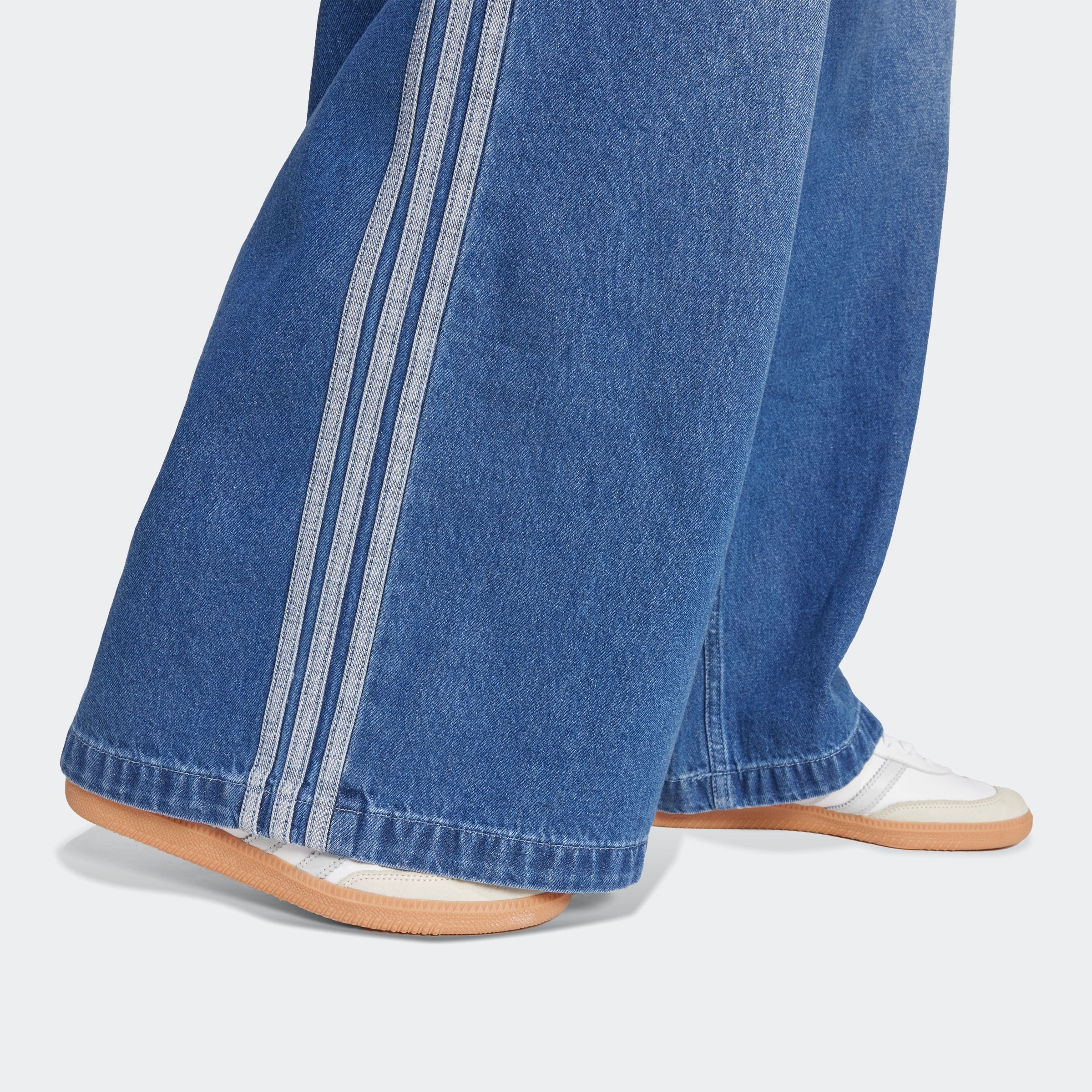 adidas Originals Sporthose »DENIM WIDE PANT«, (1 tlg.), adidas Jeans, lässiger Style von der Moder der 90er inspiriert