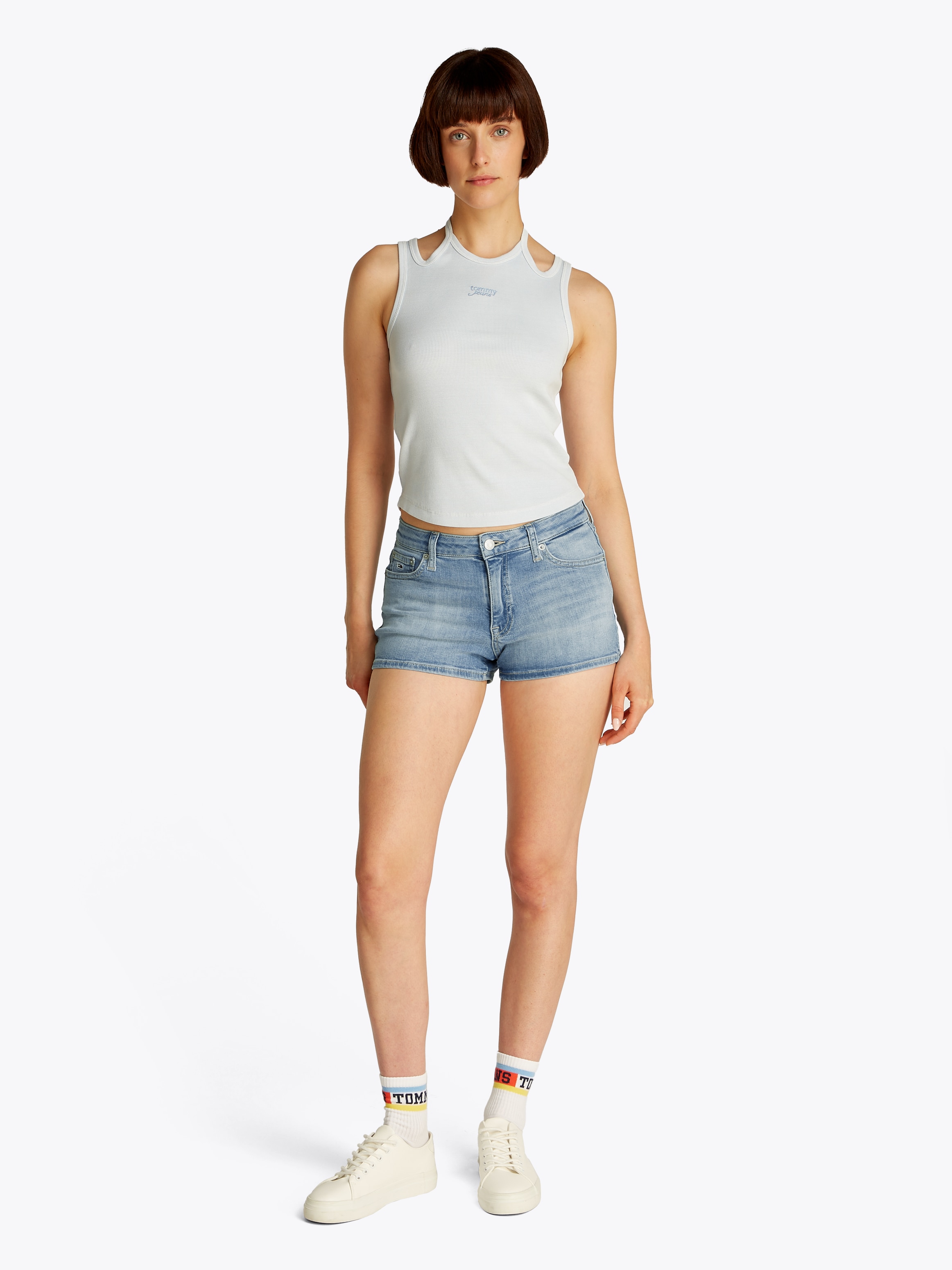 Tommy Jeans Shorts »NORA SHORT BI8219«, mit Logo-Bage, in blauer Waschung
