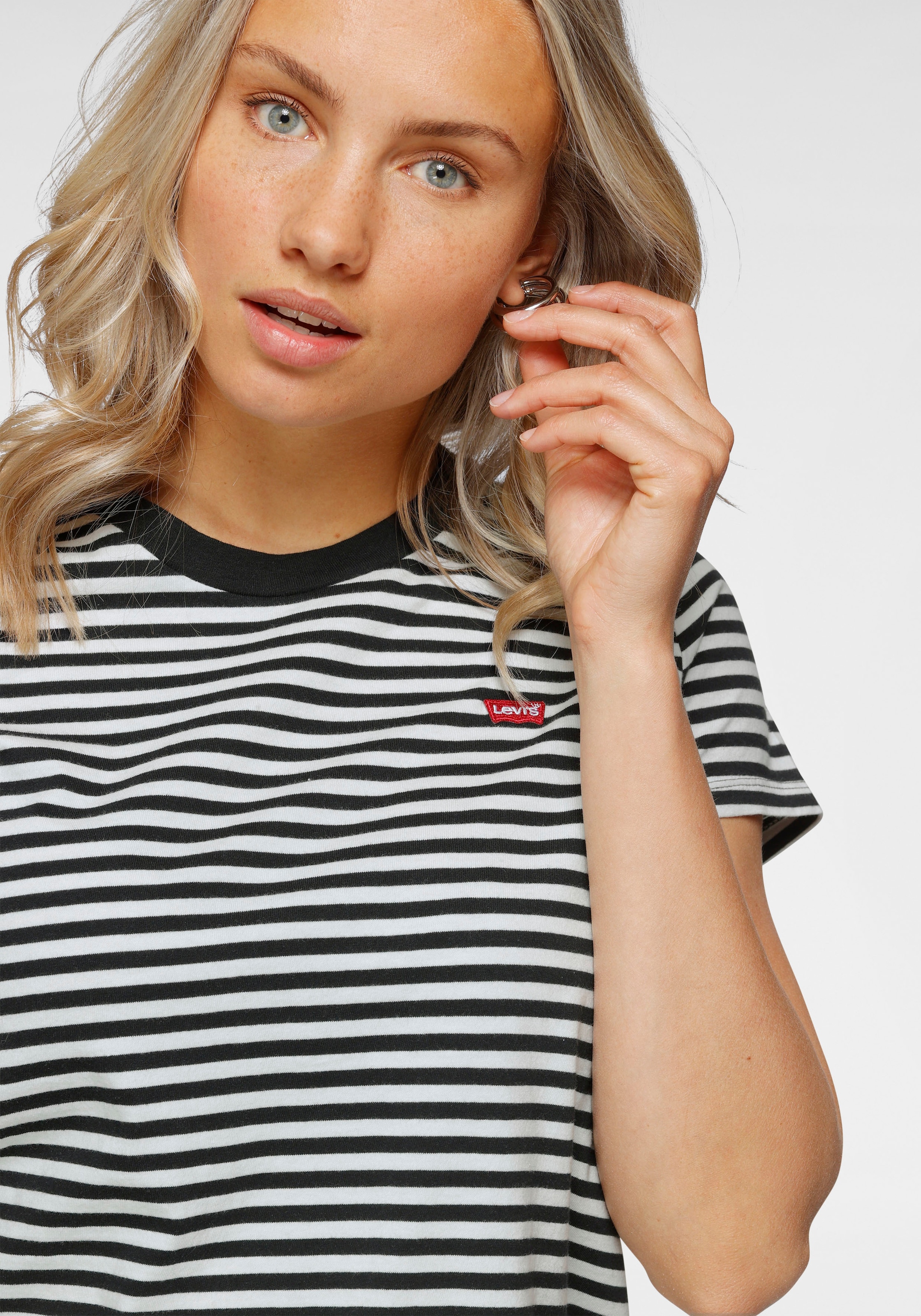 Levi's® T-Shirt »The perfect Tee« mit kleiner Logo-Stickerei