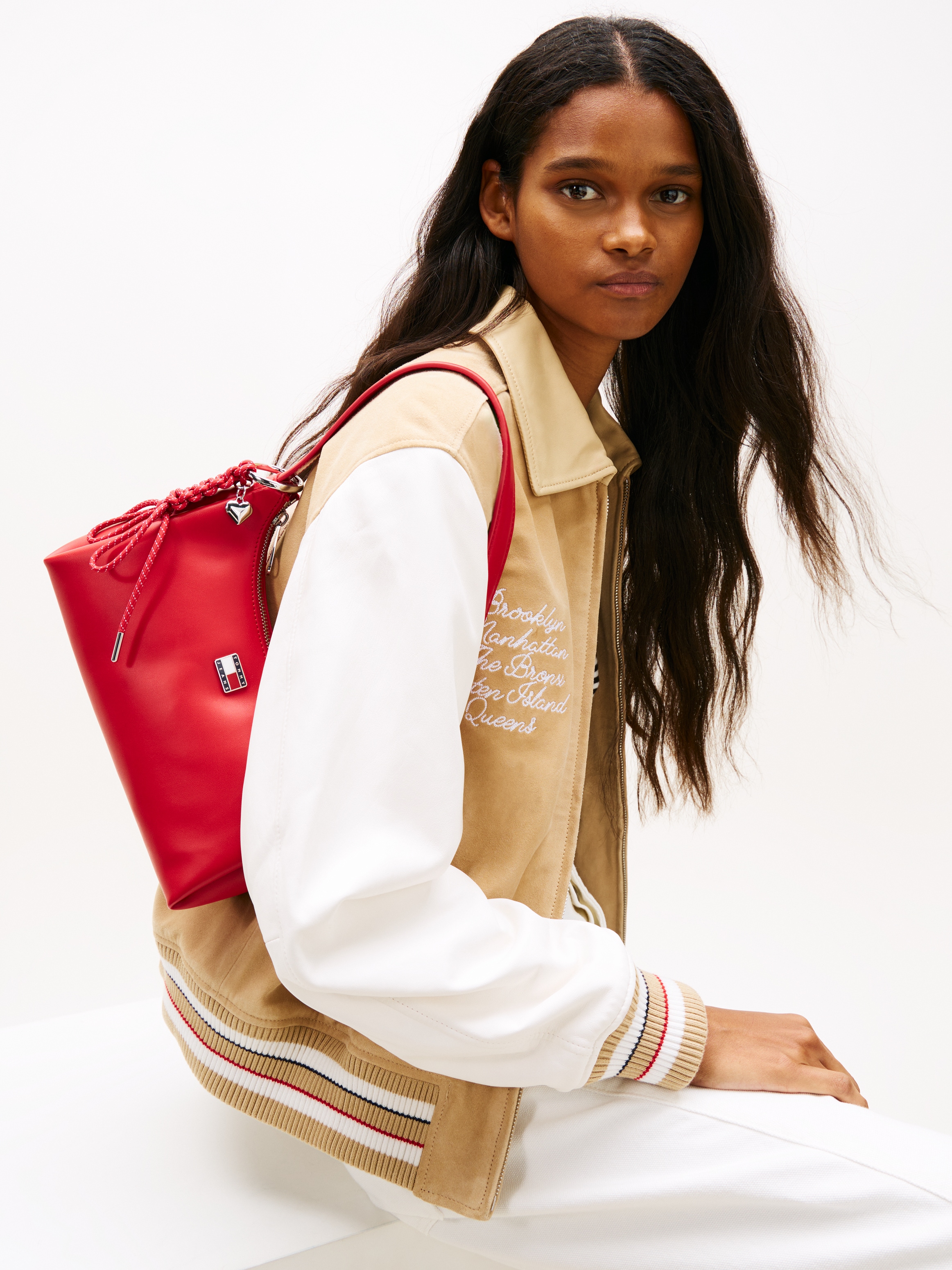 Tommy Jeans Schultertasche »TJW CITY CHARM SHOULDER BAG« Damen Schultertasche, Henkeltasche mit farbigem Schmuckelement