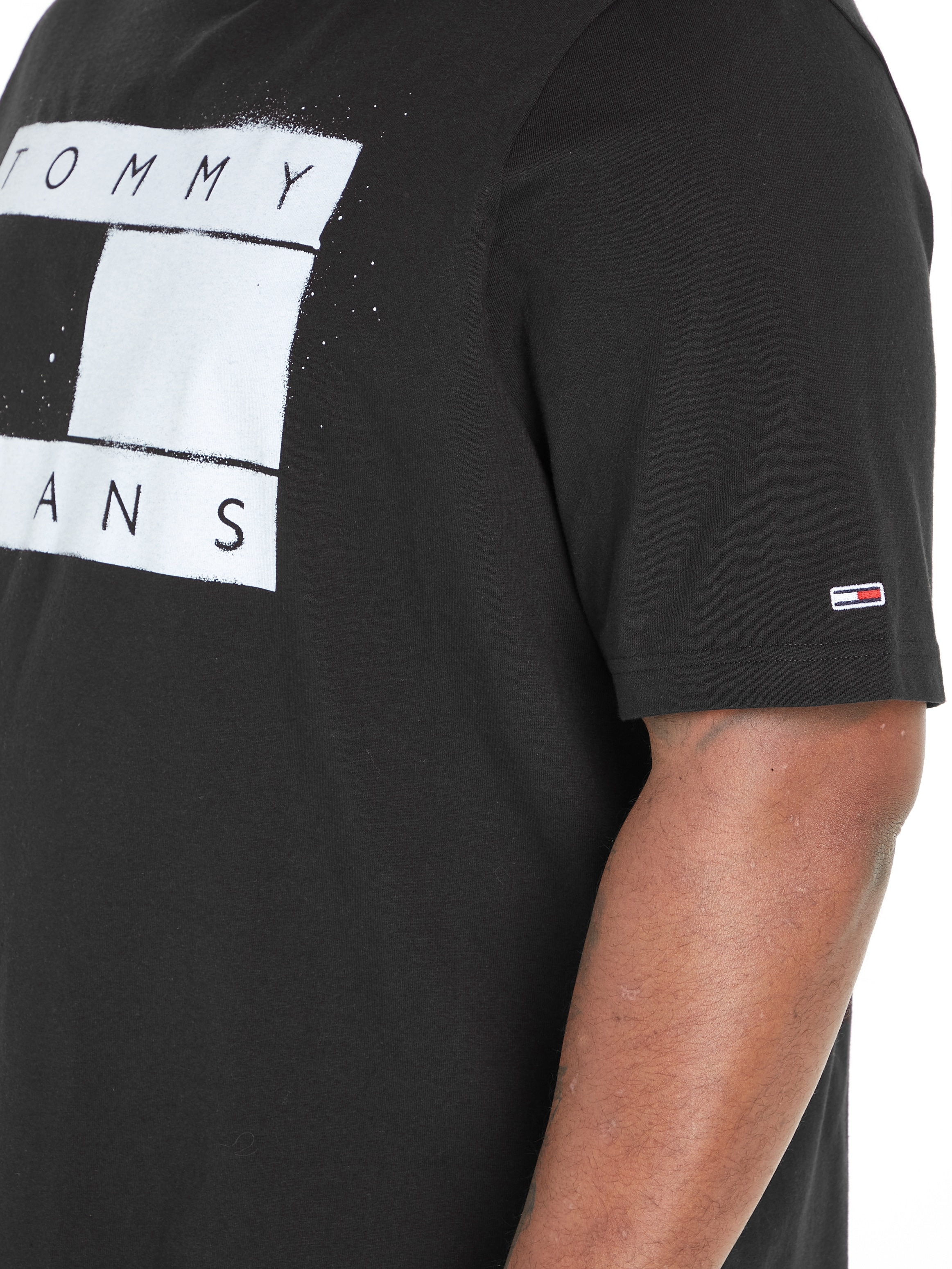 Tommy Jeans PLUS SPRAY RLX TEE« bei Plus »TJM ♕ T-Shirt FLAG