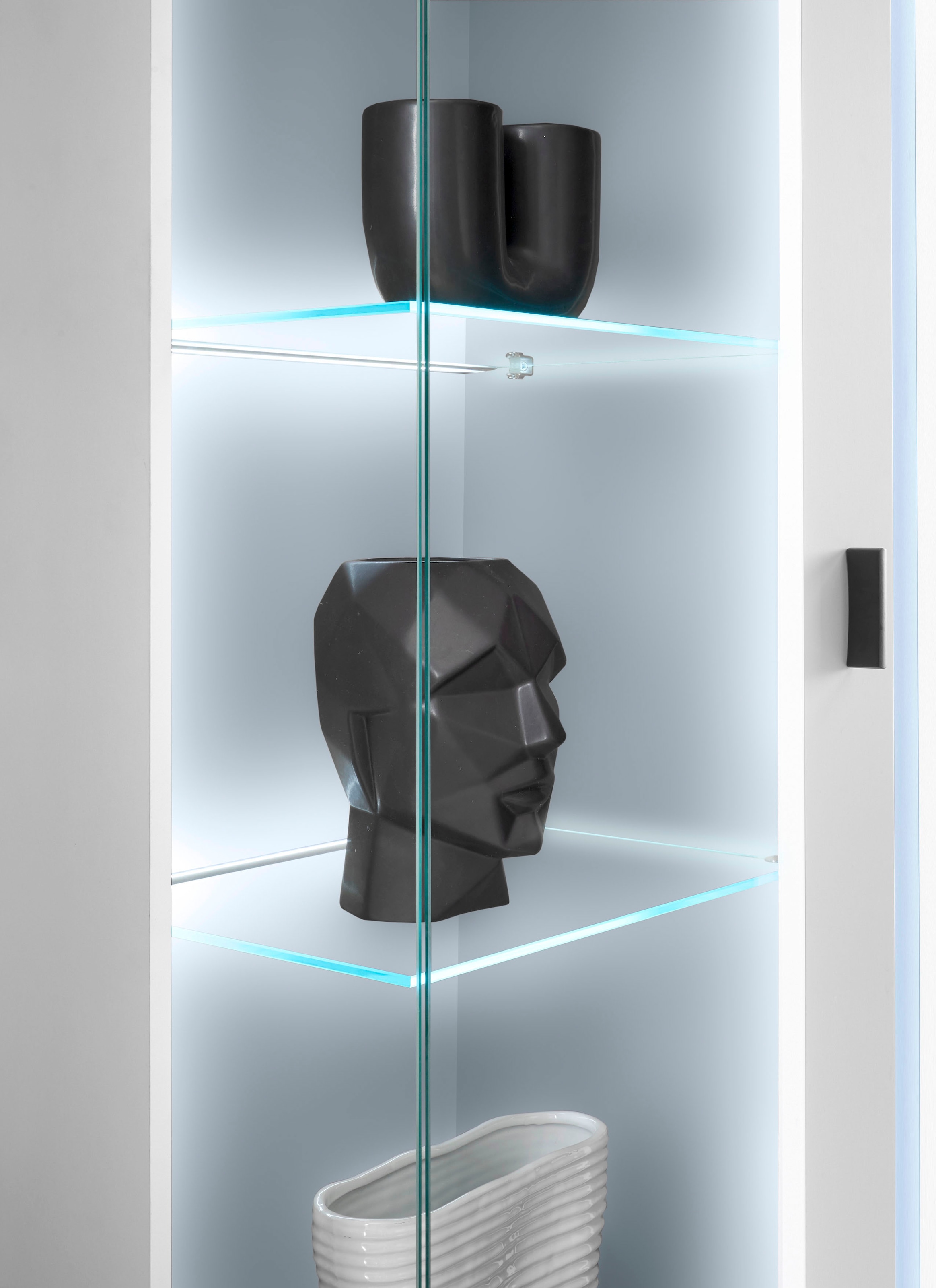 INOSIGN Vitrine »LONG ISLAND, Stauraumvitrine«, (1 St.), in moderner Trendfarbe,inklusive senkrechter Beleuchtung,Breite 80 cm