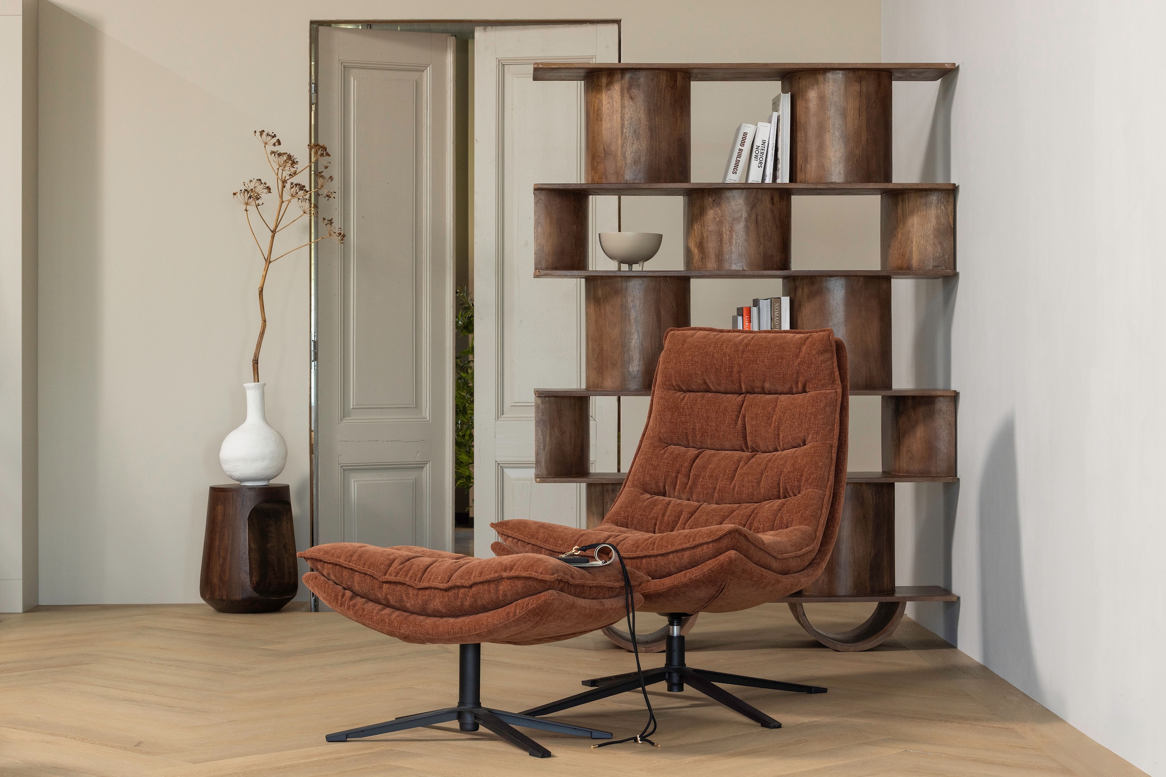 WOOOD Wandregal »Sinne mit Massivmangoholz und abgerundeten Fächern 130 x 35 x 180 cm« Abgerundete Beine, Tragkraft 36 kg, einfach zu montieren