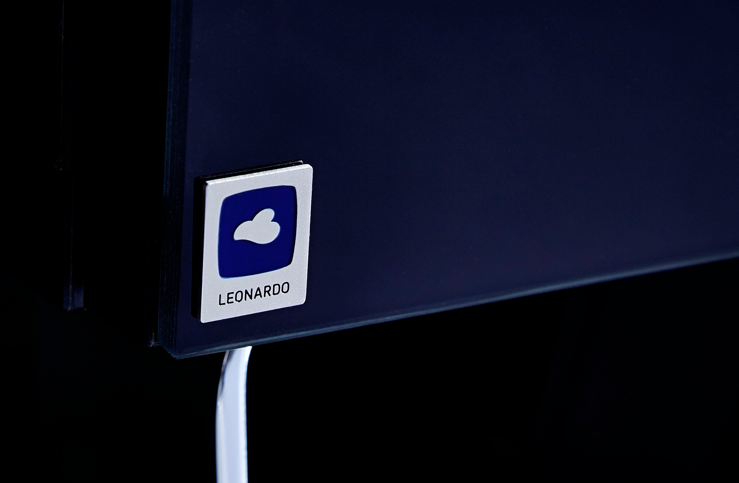 LEONARDO Lowboard »CUBE«, auf Designfüßen, mit 2 Türen, 1 Klappe, 1 SK, Breite 189 cm